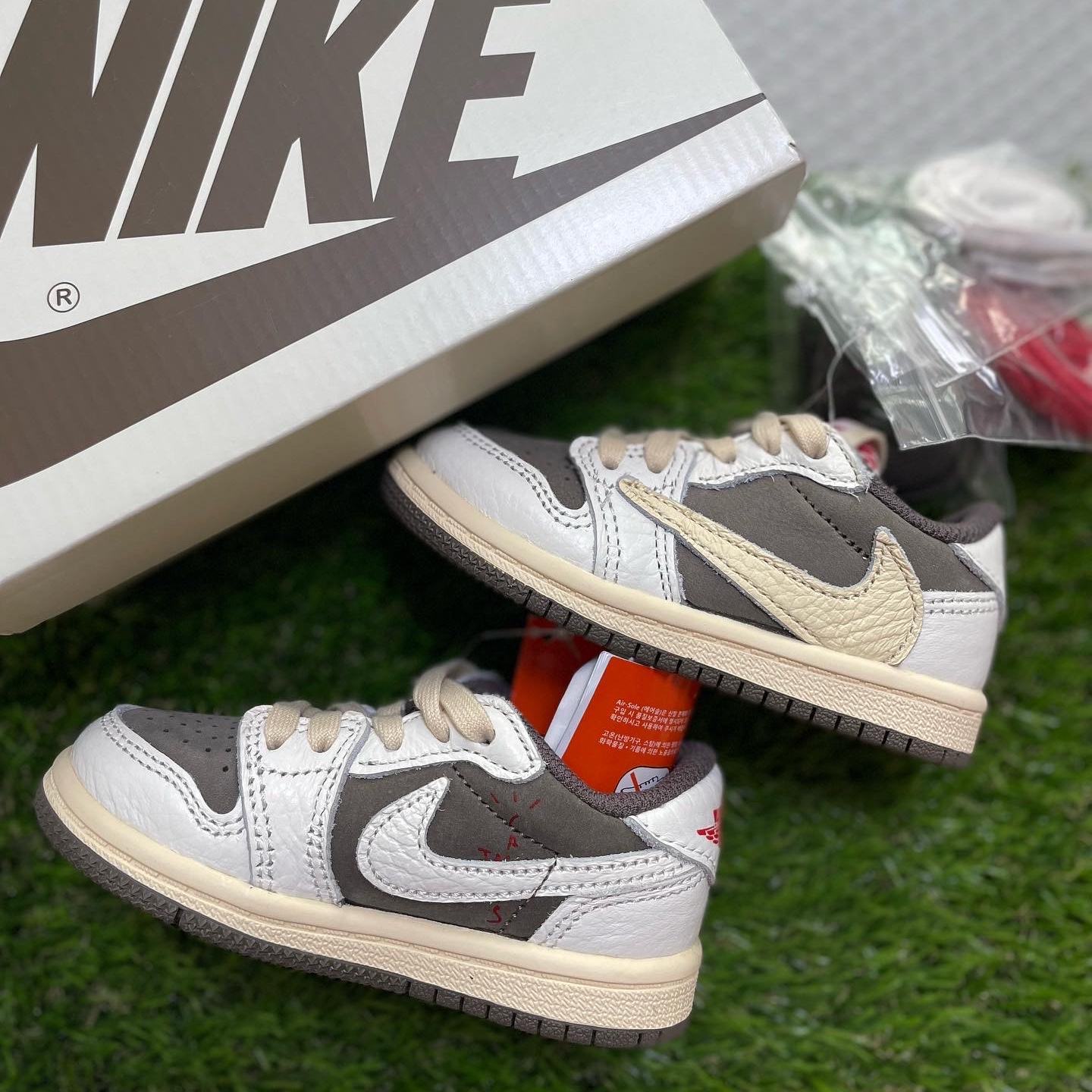 (TD) Jordan 1 x Travis Scott Retro Low OG SP Sail and Ridgerock 착용 스타일 - 1