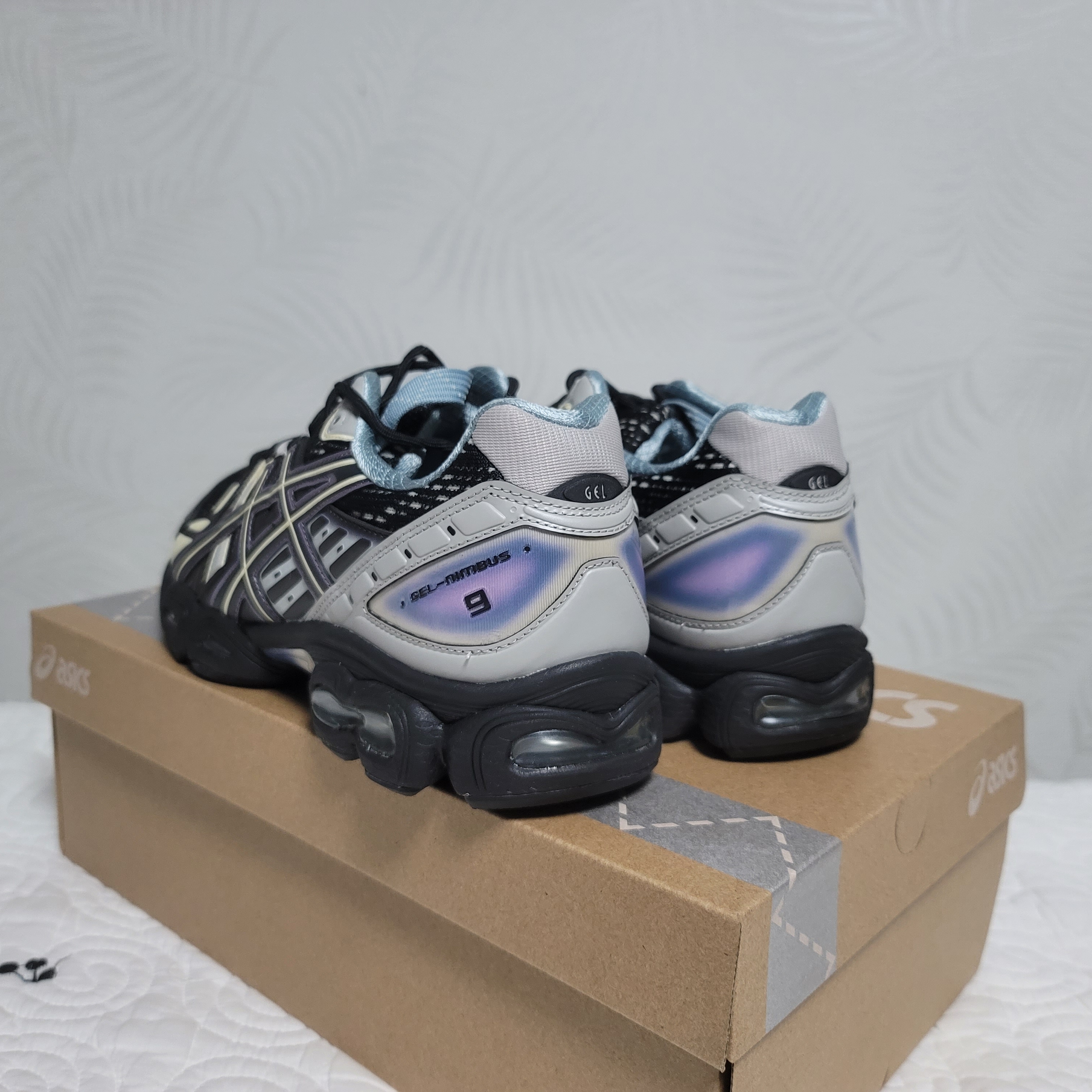 Asics UB5-S Gel-Nimbus 9 Black Gunmetal 착용 스타일 - 3