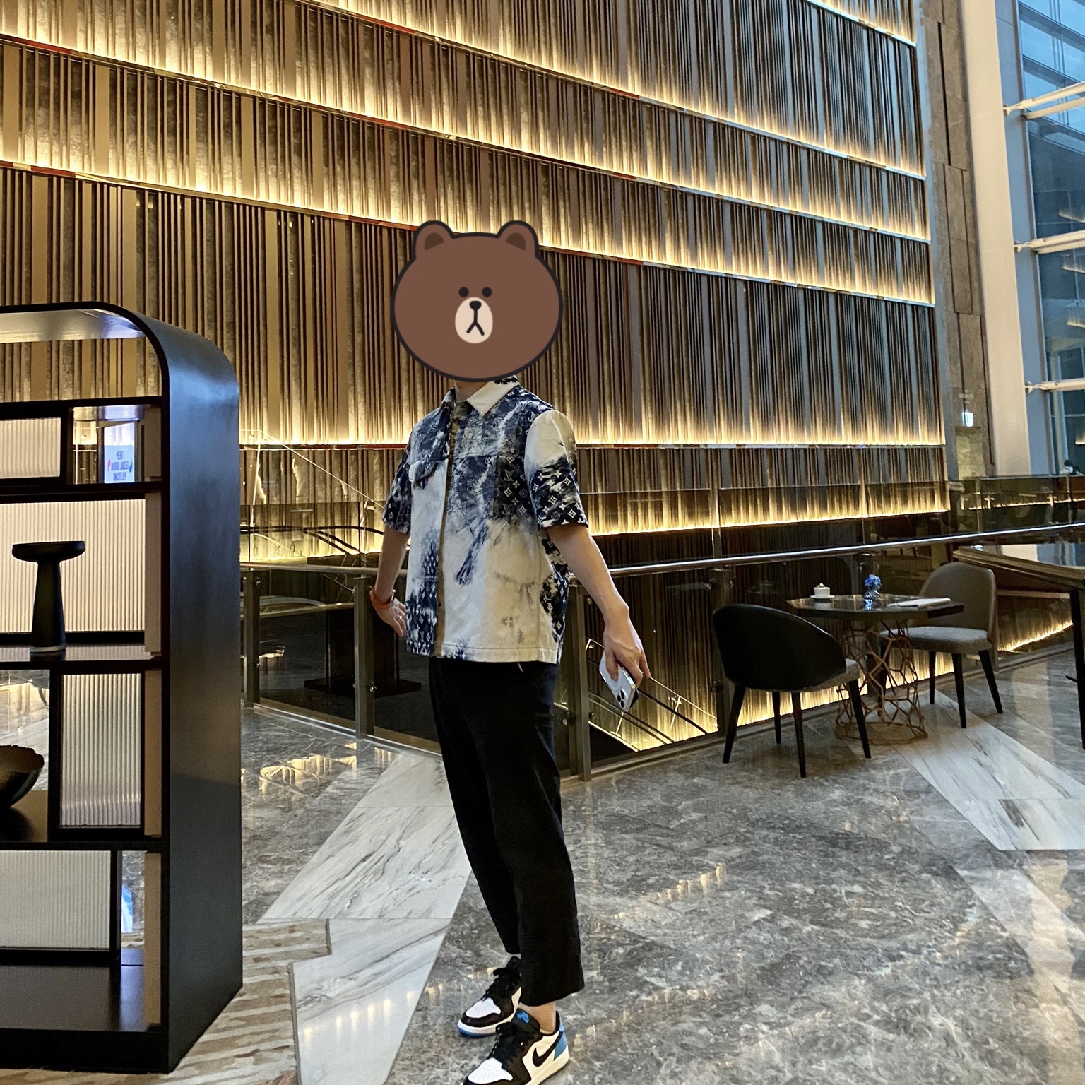 Louis Vuitton Monogram Bandana Short Sleeved Denim Shirt Indigo, Jordan 1 Retro Low OG Black and Dark Powder Blue 착용 스타일 - 1