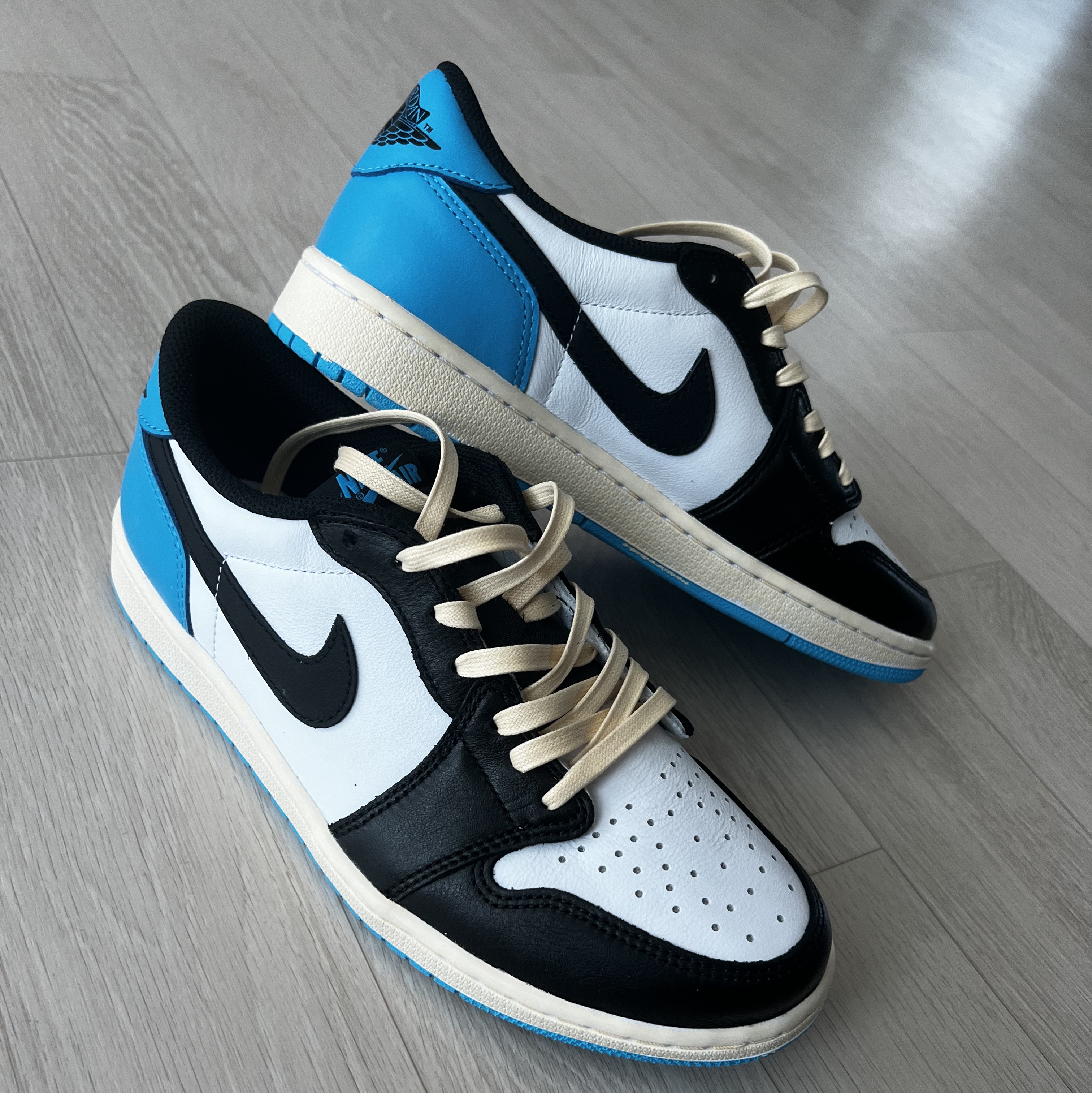 Jordan 1 Retro Low OG Black and Dark Powder Blue 착용 스타일