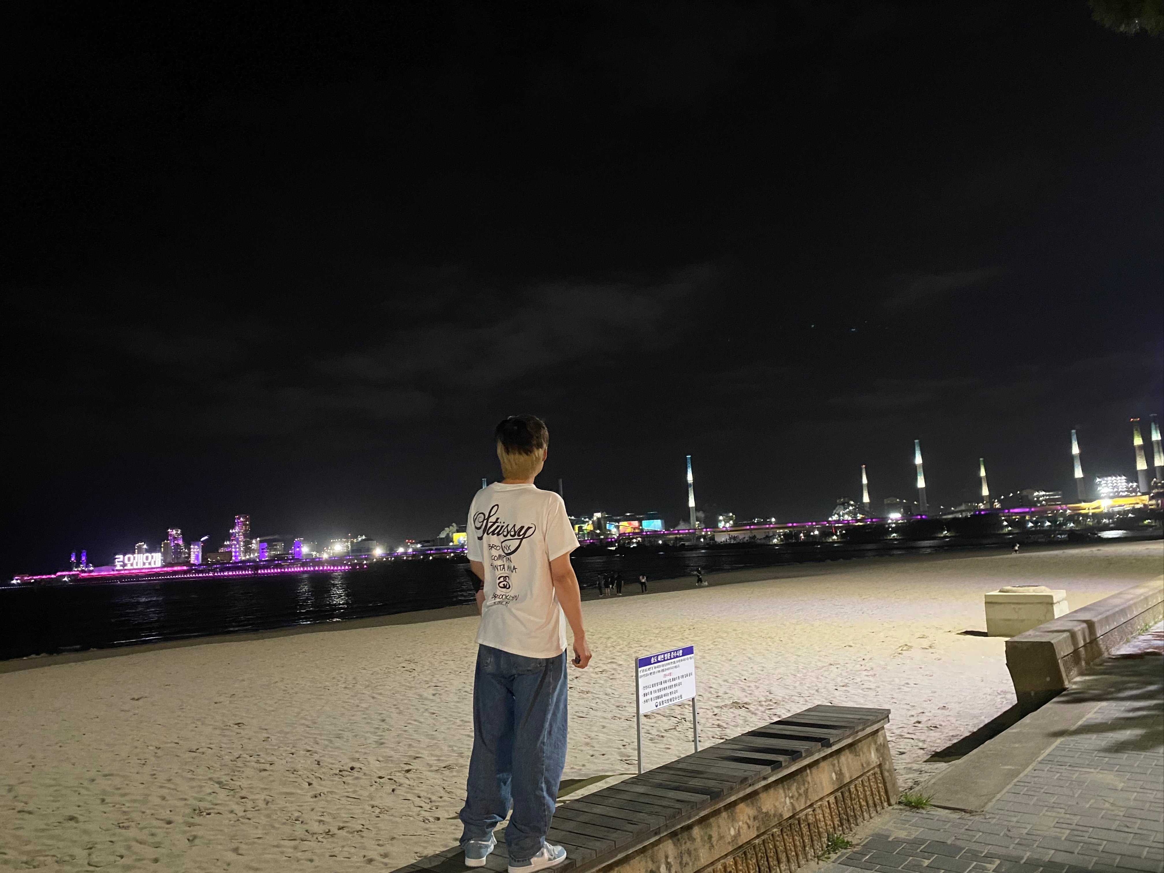 Stussy World Tour T-Shirt White, (W) Jordan 1 Retro High OG Denim 착용 스타일