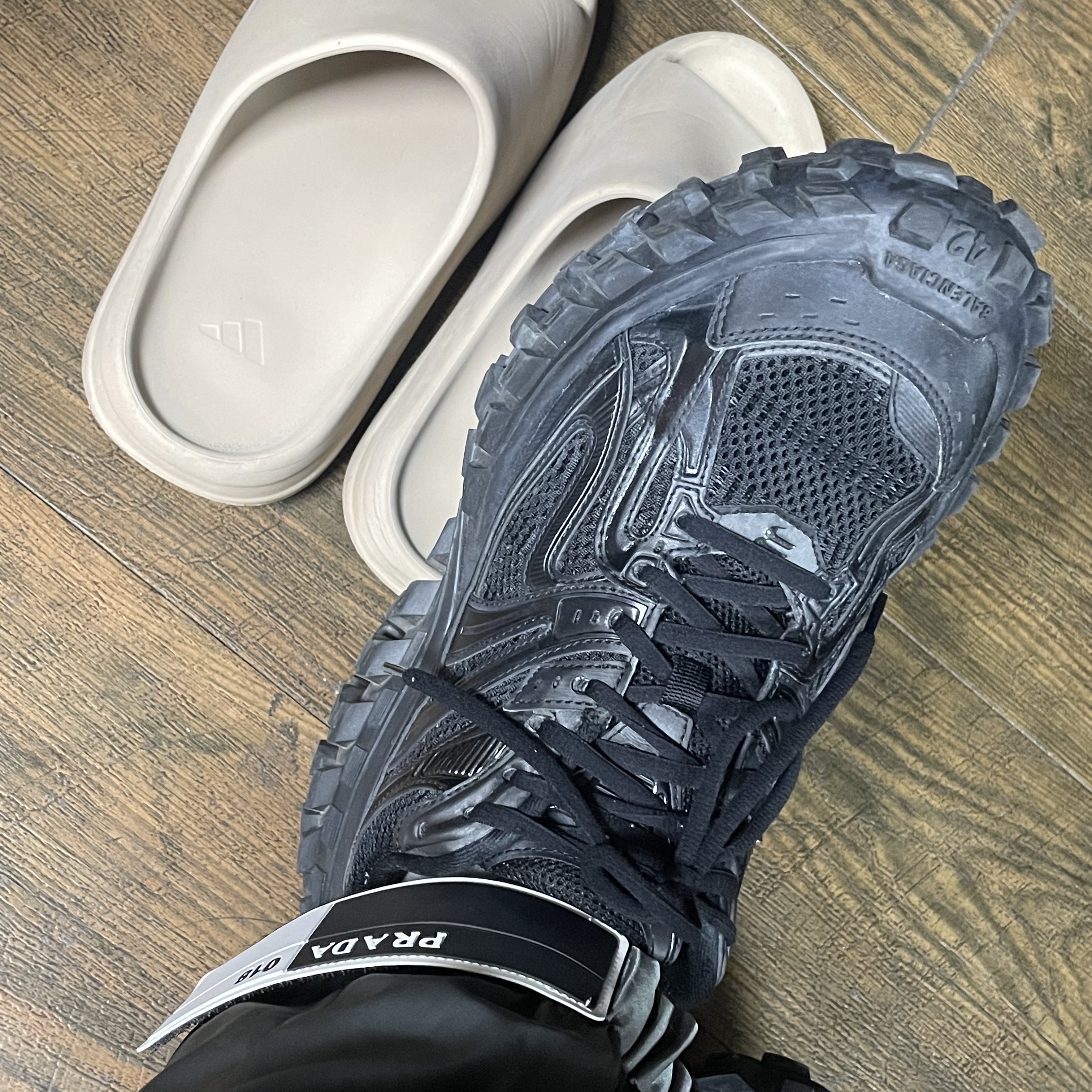 Adidas Yeezy Slide Pure, Balenciaga Defender Sneakers Black 착용 스타일 - 1