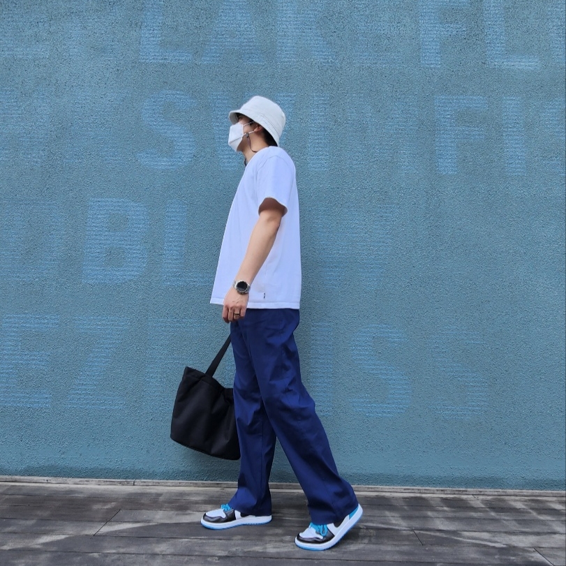 Jordan 1 Retro Low OG Black and Dark Powder Blue 착용 스타일 - 2
