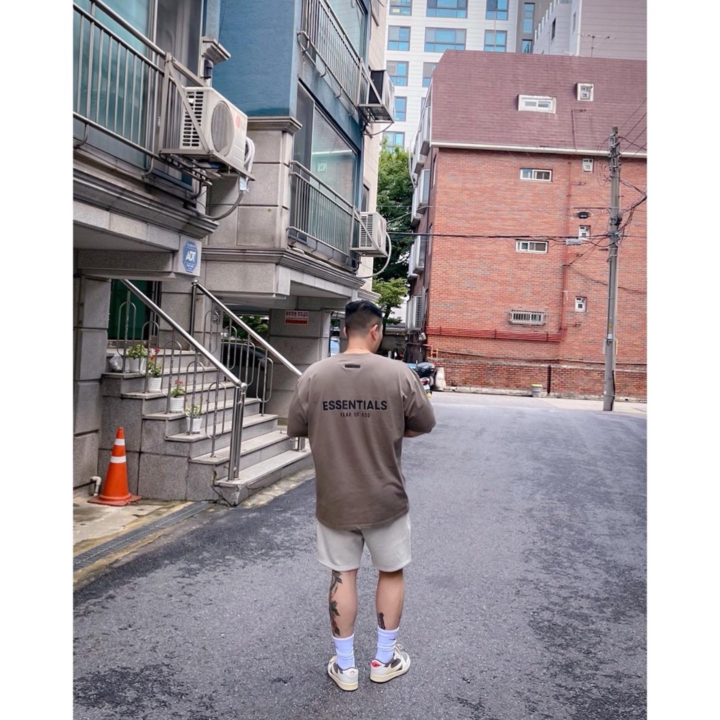 Jordan 1 x Travis Scott Retro Low OG SP Sail and Ridgerock, Essentials T-Shirt Harvest - 21FW 착용 스타일 - 1