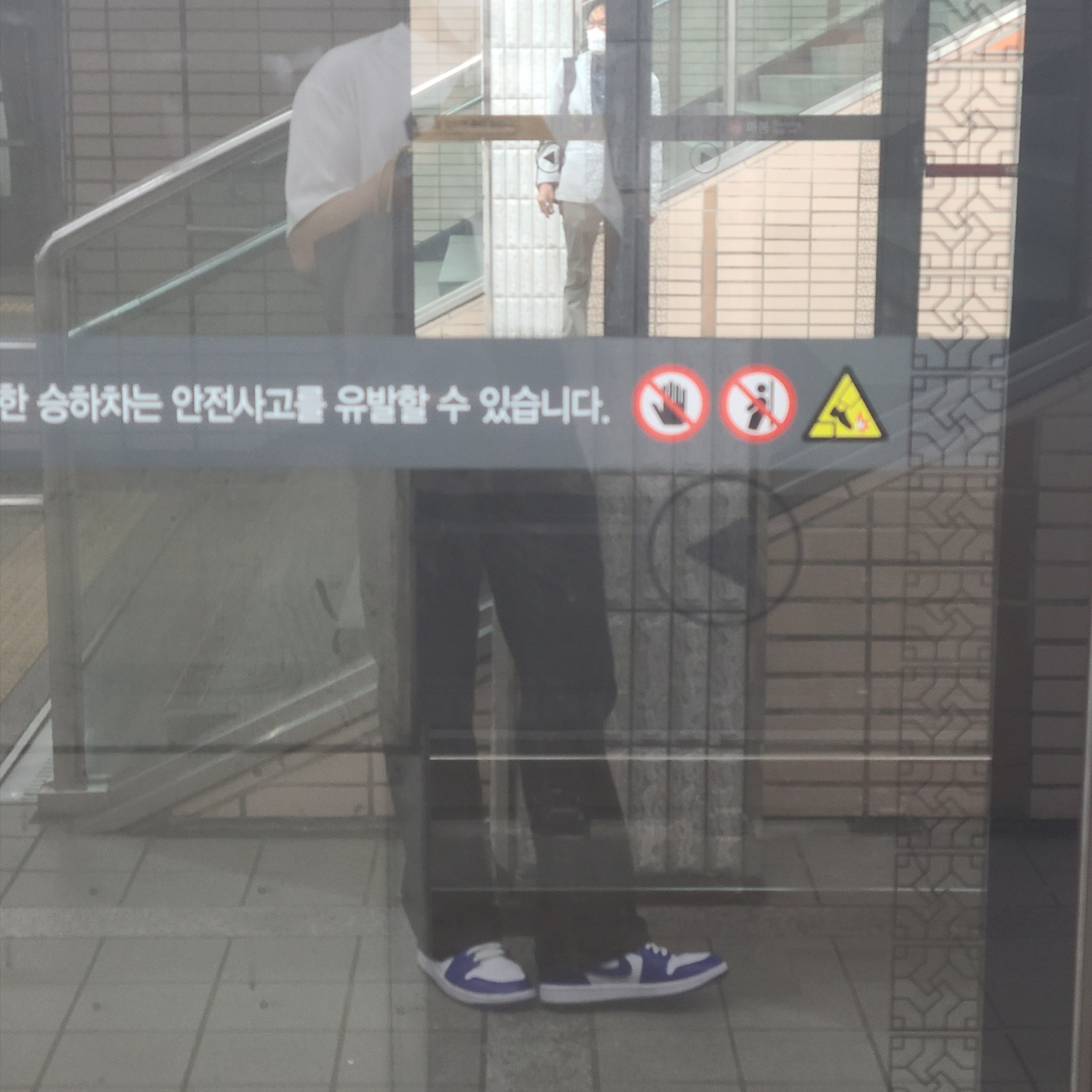 (W) Jordan 1 Mid White Hyper Royal 착용 스타일 - 1