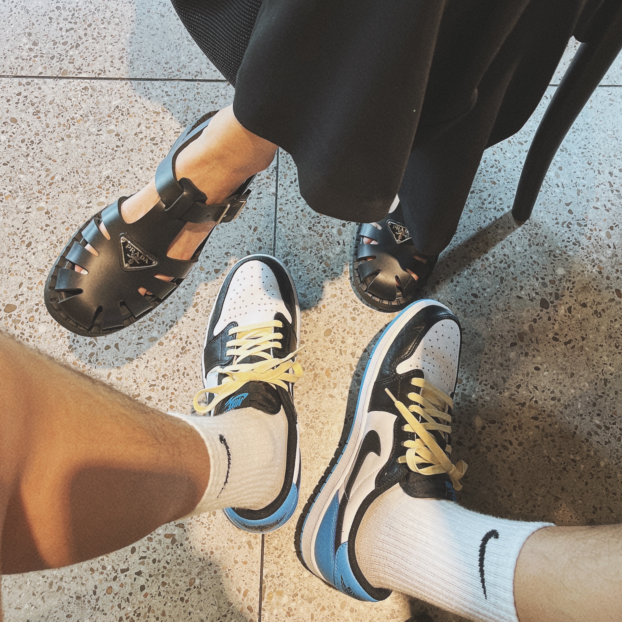 Jordan 1 Retro Low OG Black and Dark Powder Blue 착용 스타일 - 1