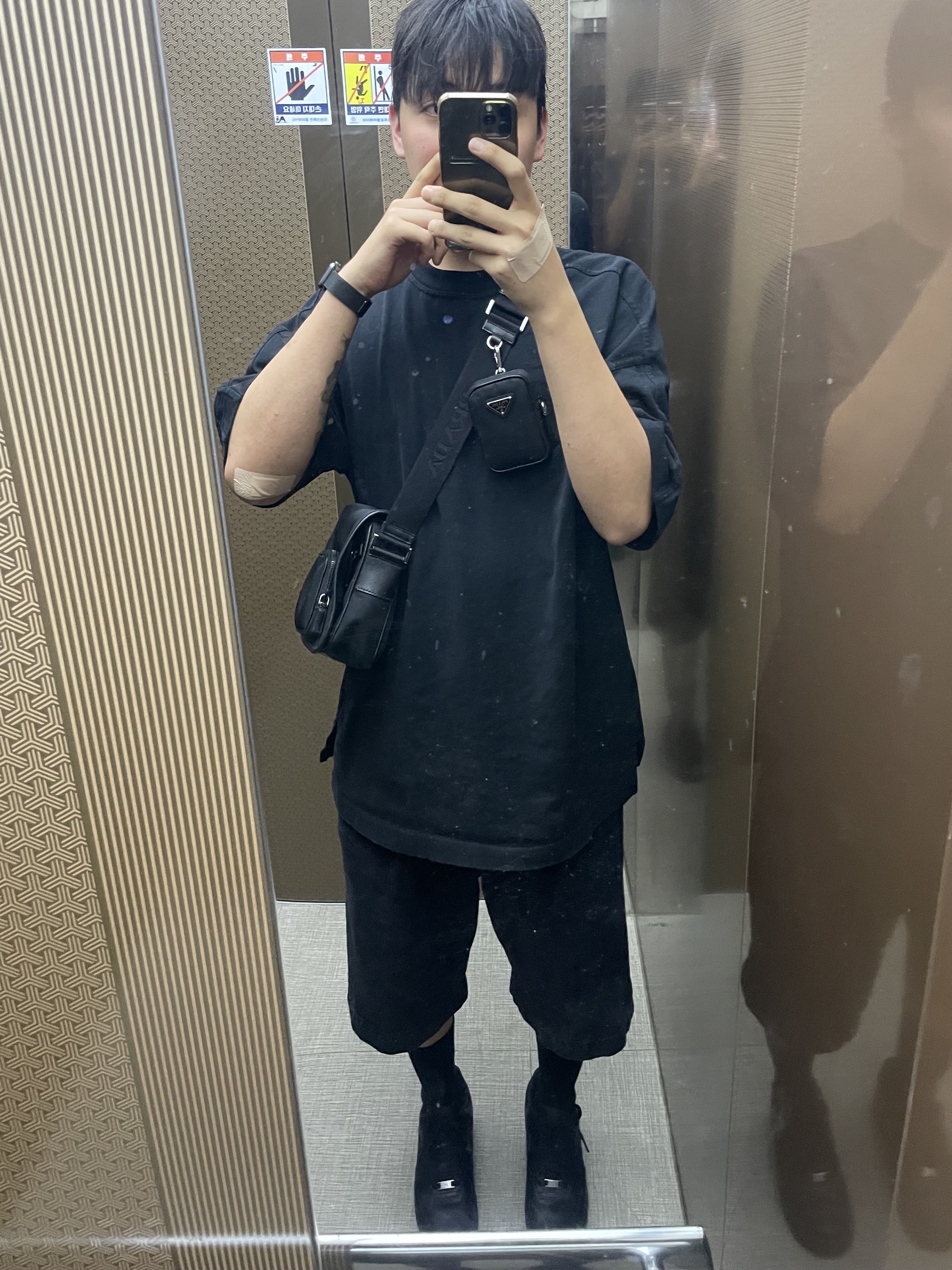Nike Air Force 1 '07 Low Triple Black 착용 스타일