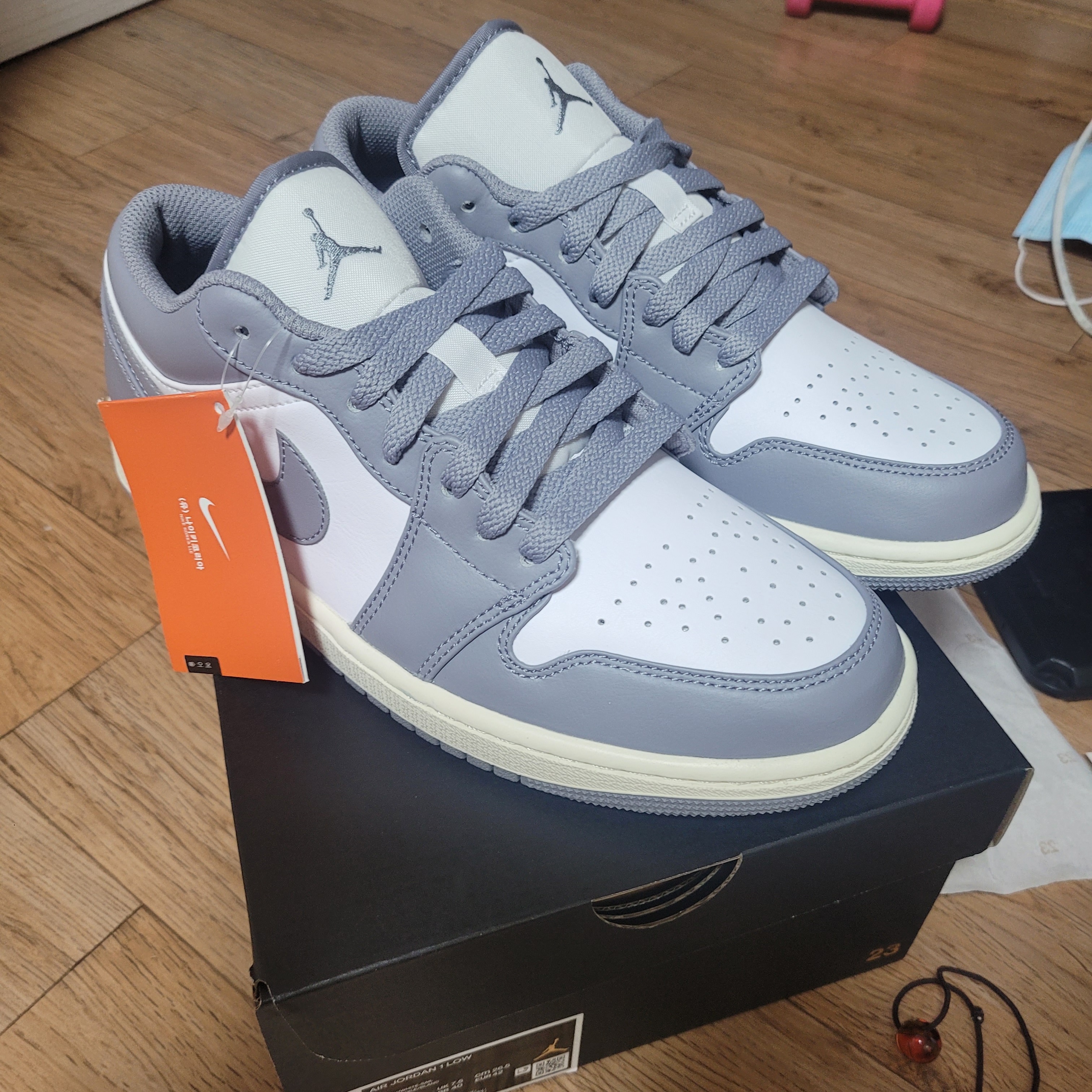 Jordan 1 Low Stealth and White, Jordan 1 Low Grey Fog Black Bleached Coral 착용 스타일 - 3