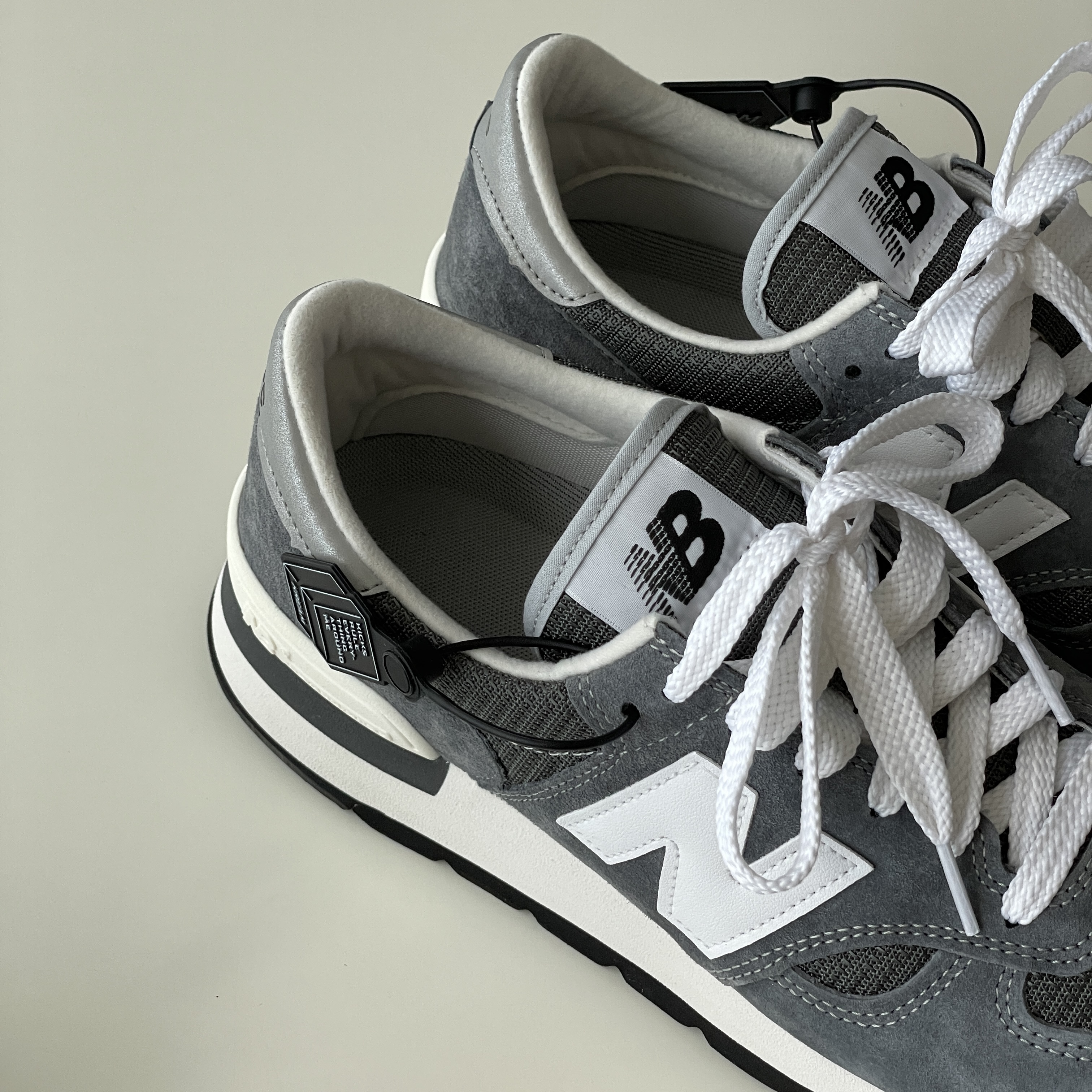 New Balance 990v1 Made in USA Grey White 착용 스타일