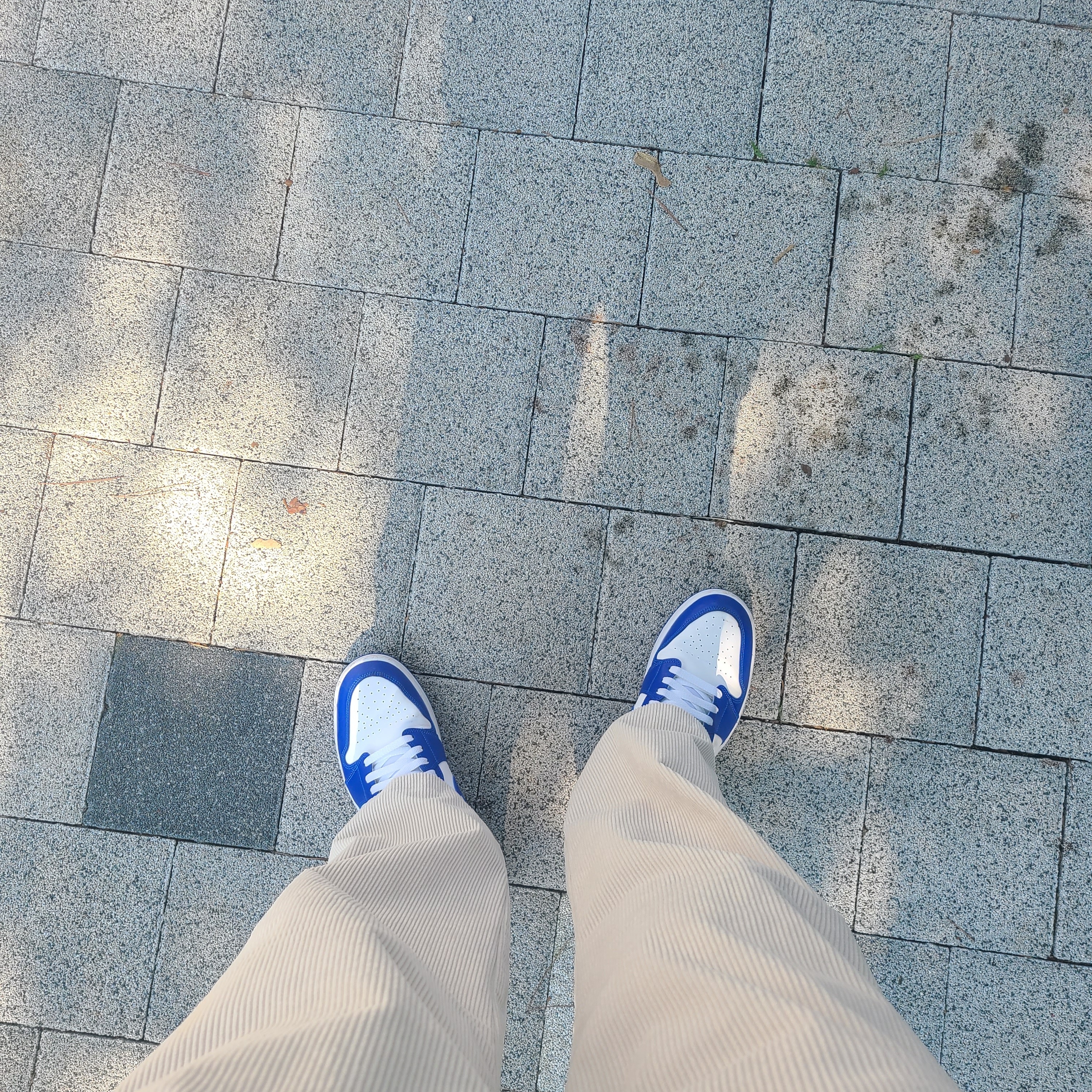 (W) Jordan 1 Mid White Hyper Royal 착용 스타일 - 3