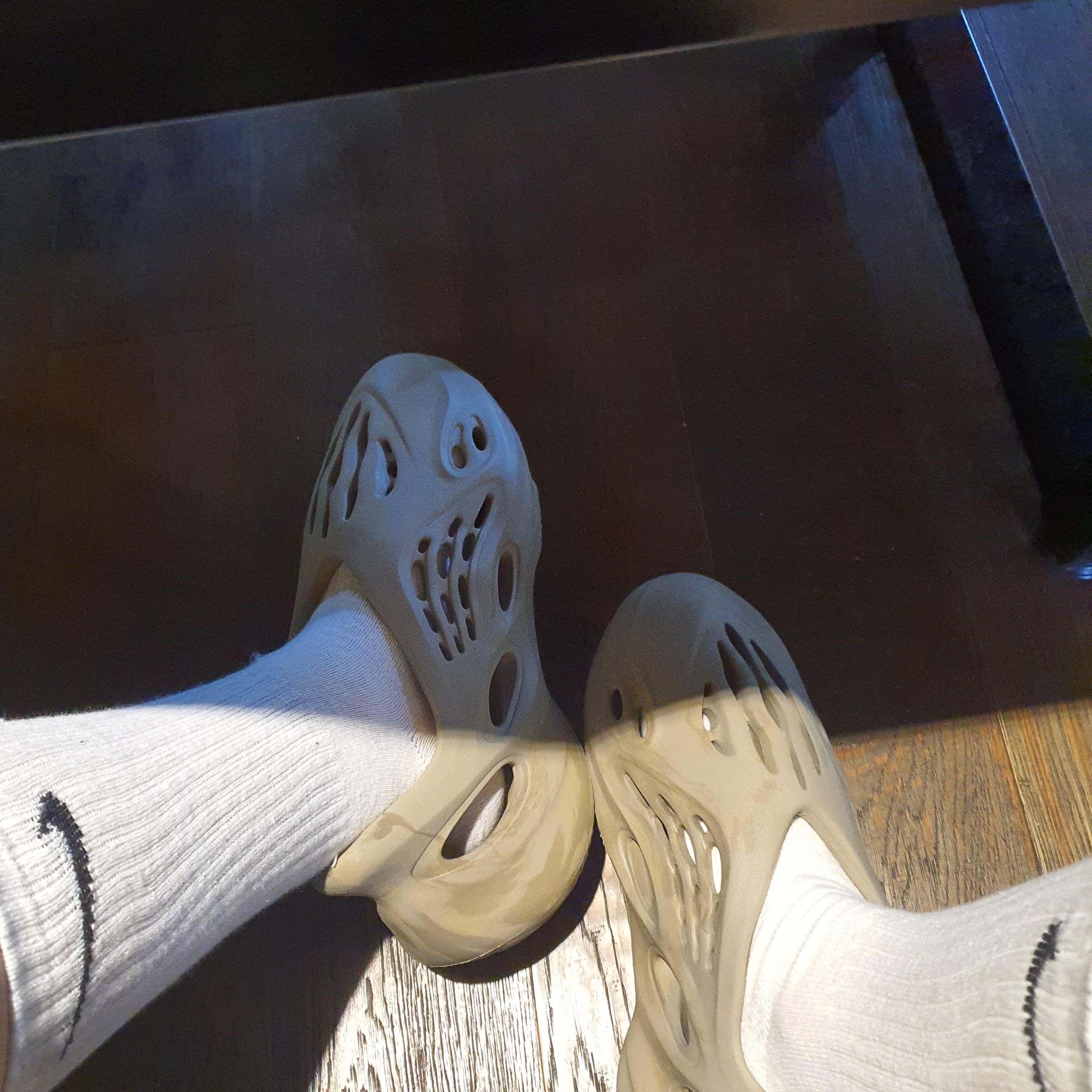 Adidas Yeezy Foam RNNR Stone Sage 착용 스타일
