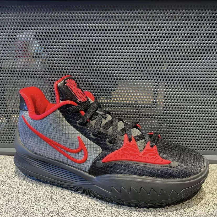 Nike Kyrie Low 4 EP Bred 착용 스타일