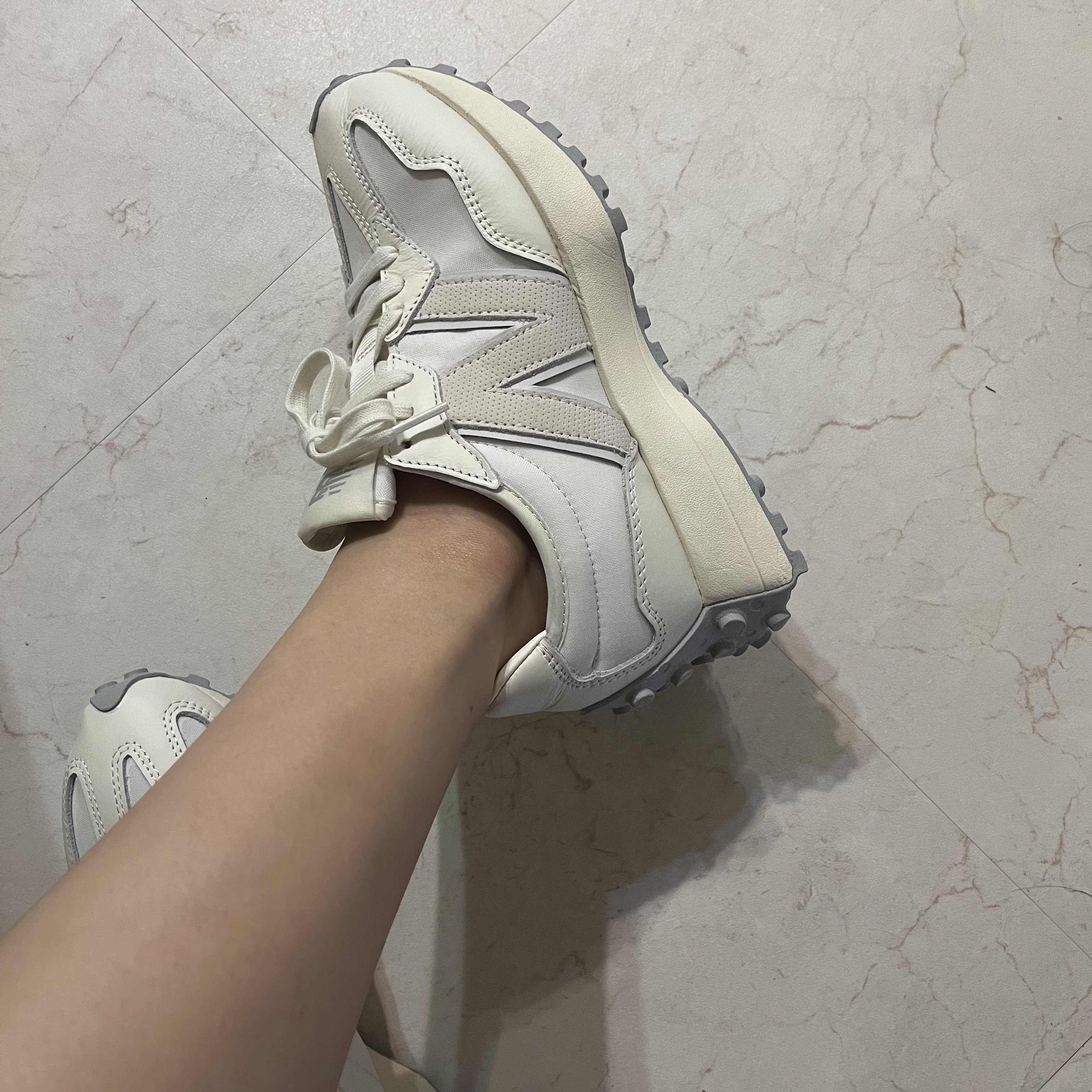 New Balance 327 Shifted White Pack 착용 스타일 - 3
