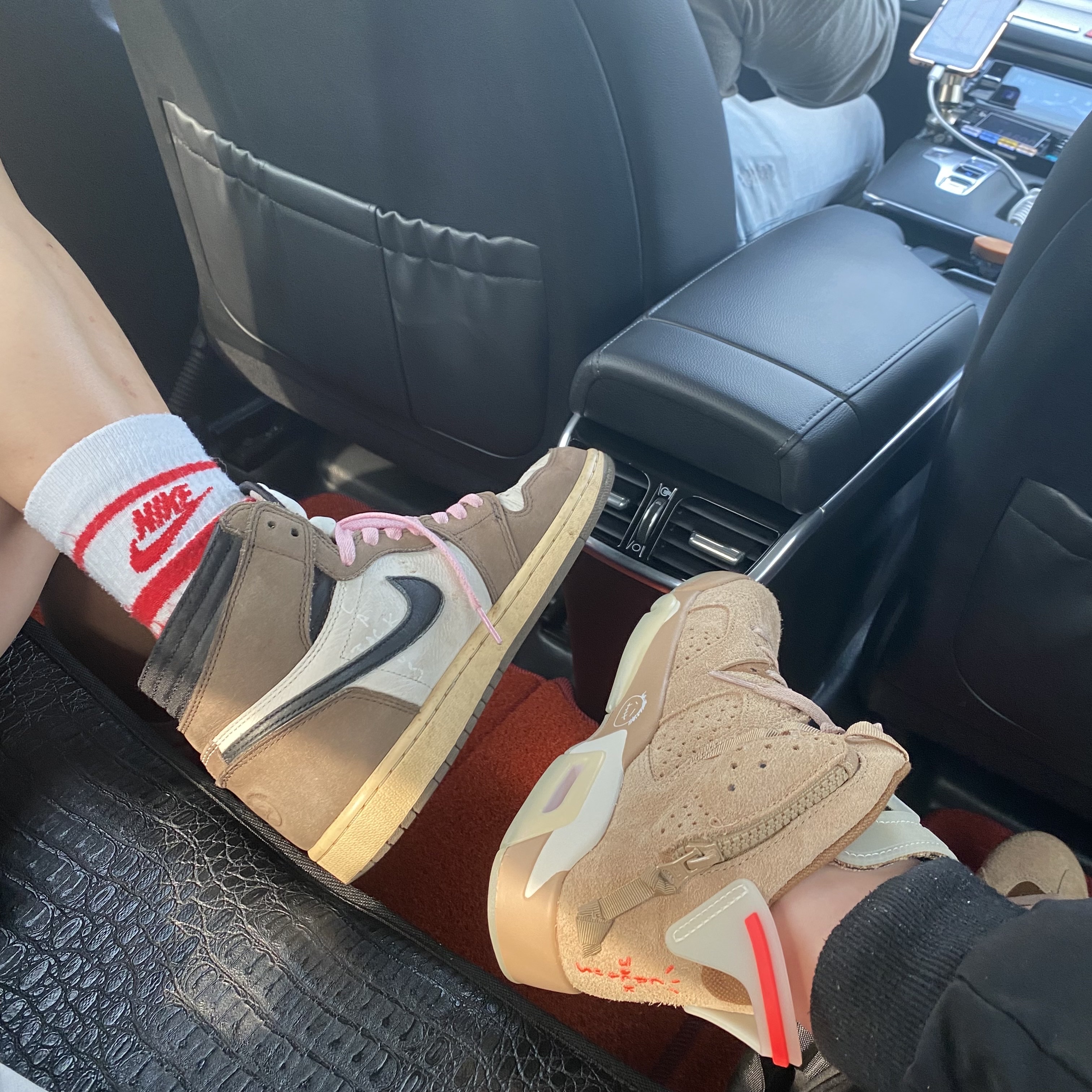 Jordan 1 x Travis Scott Retro High OG SP Mocha, Jordan 6 x Travis Scott Retro SP British Khaki 착용 스타일