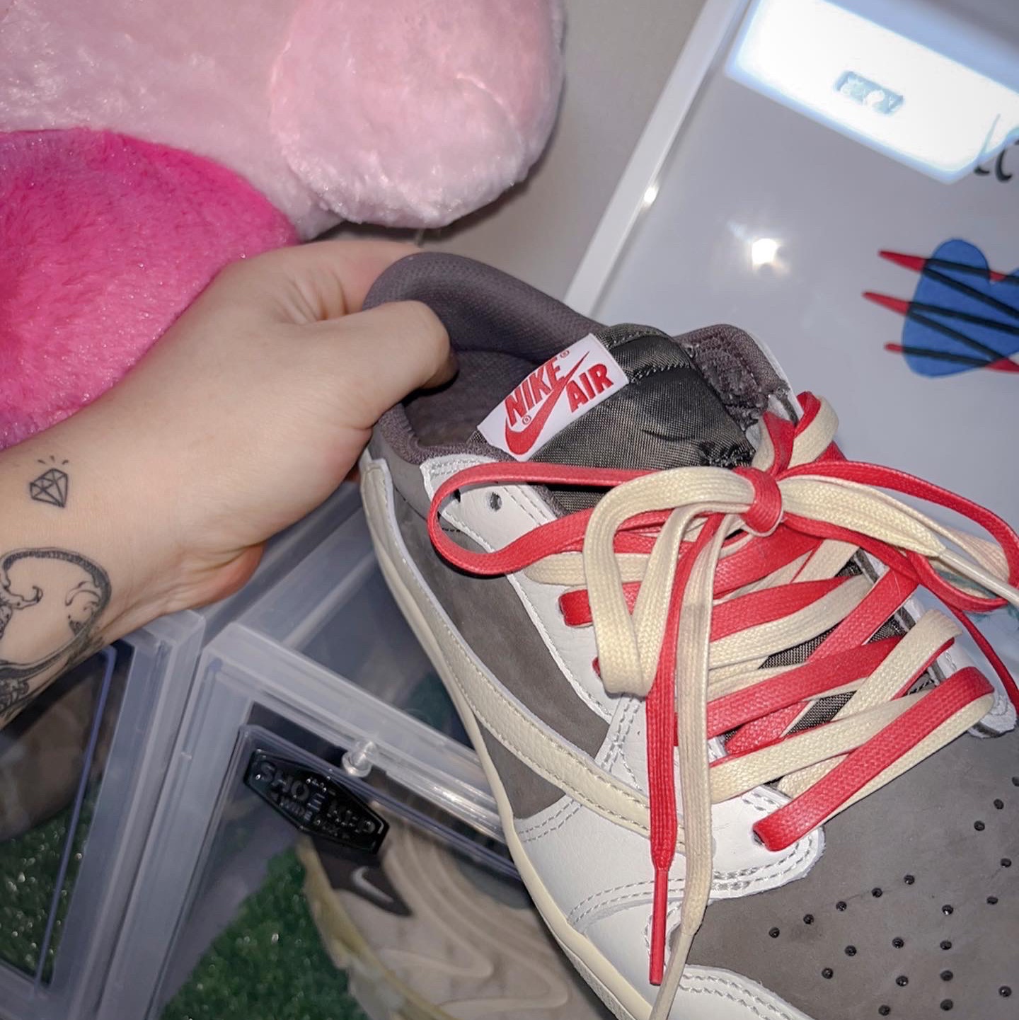 Jordan 1 x Travis Scott Retro Low OG SP Sail and Ridgerock, Essentials T-Shirt Harvest - 21FW 착용 스타일 - 2