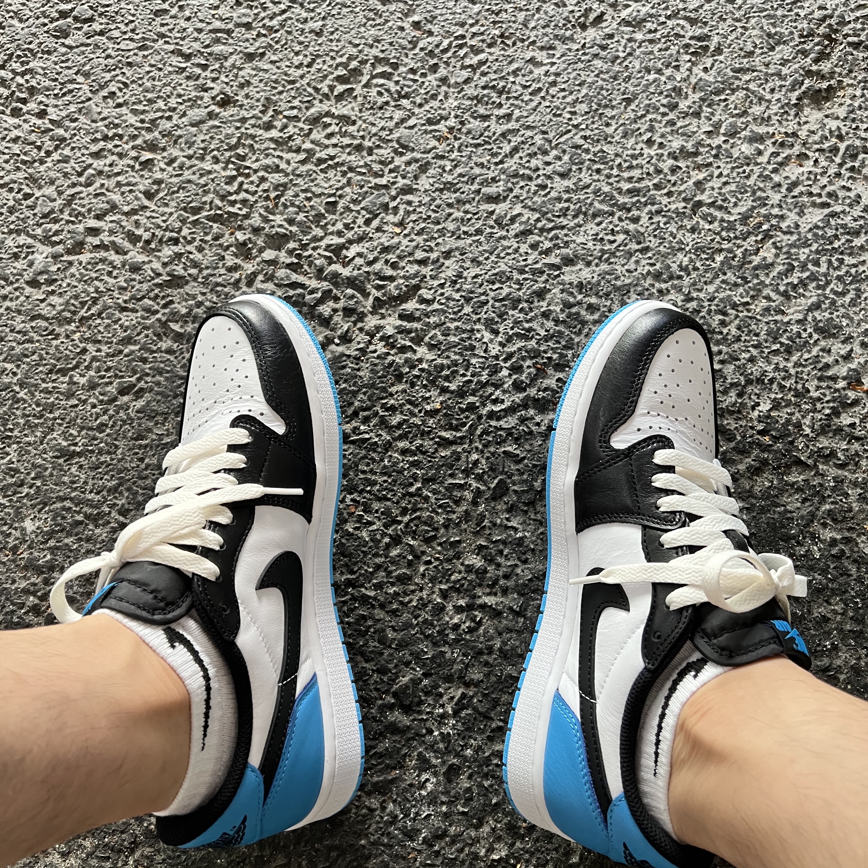 Jordan 1 Retro Low OG Black and Dark Powder Blue 착용 스타일 - 1