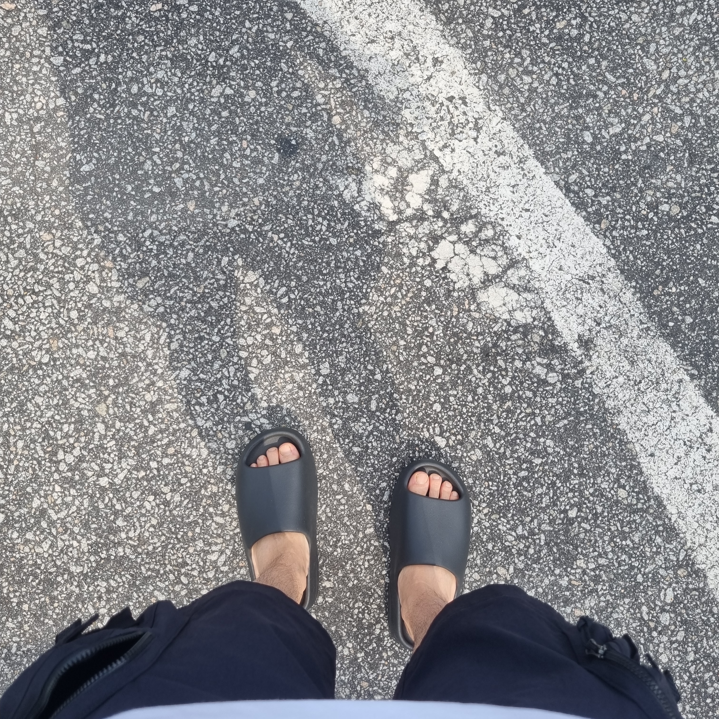 Adidas Yeezy Slide Onyx, Nike ACG Cargo Shorts Black - Asia 착용 스타일