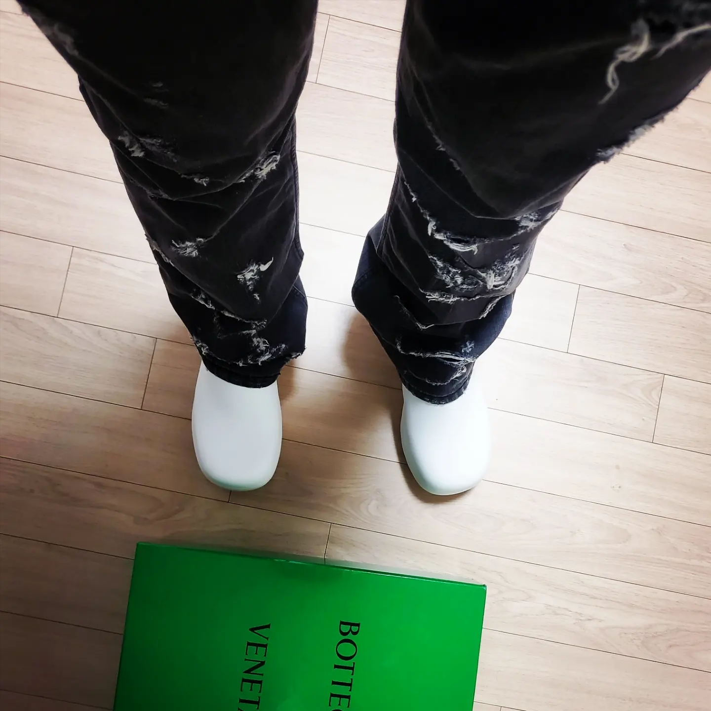 Bottega Veneta Rubber Flash Clog Chalk 착용 스타일 - 2