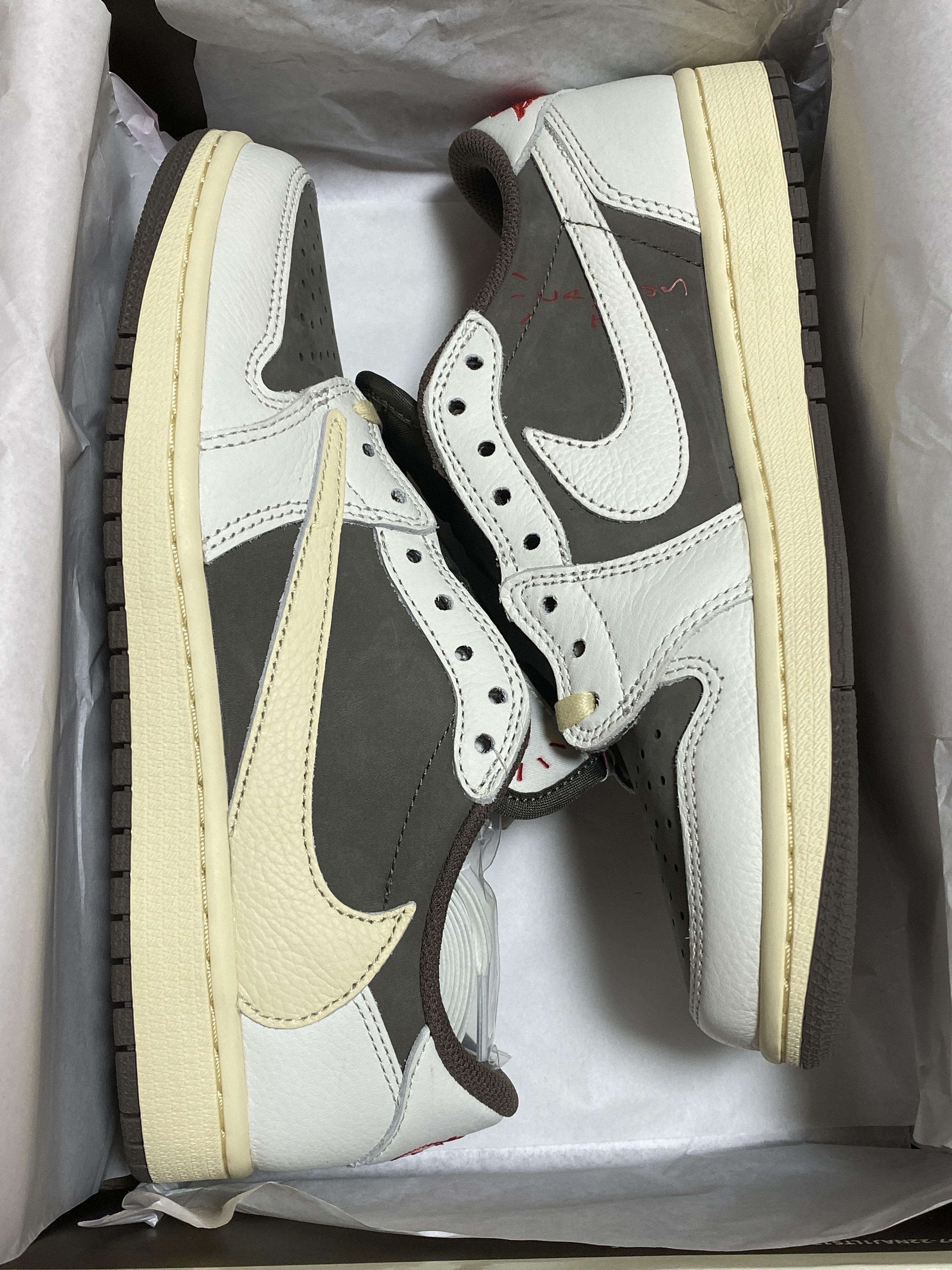 Jordan 1 x Travis Scott Retro Low OG SP Sail and Ridgerock 착용 스타일