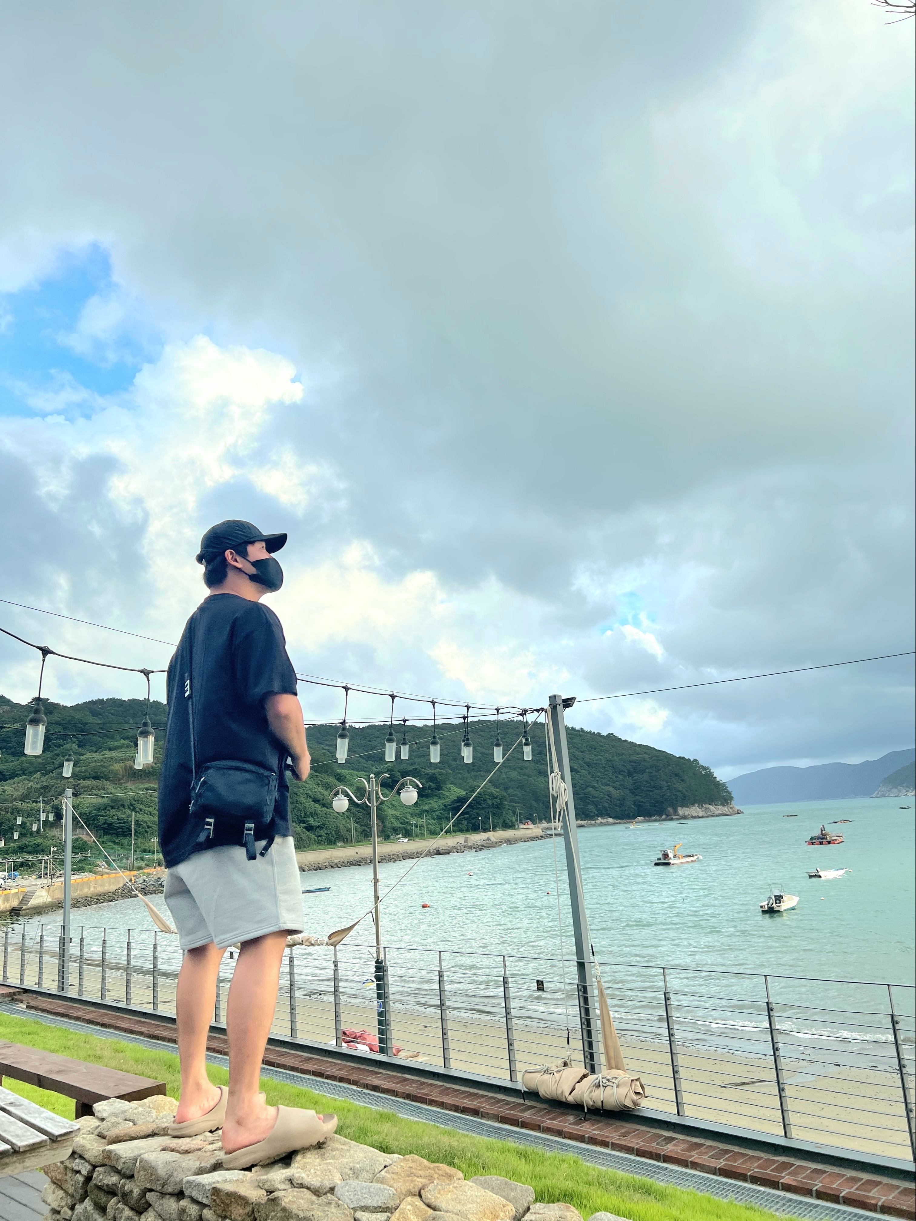 Adidas Yeezy Slide Pure, Nike NRG Solo Swoosh Fleece Shorts Dark Grey Heather - Asia 착용 스타일 - 1
