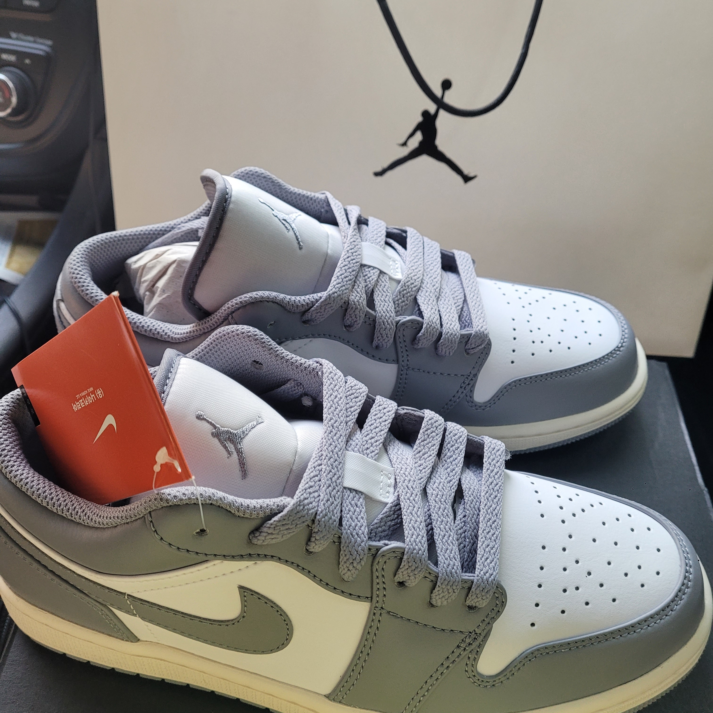 Jordan 1 Low Stealth and White 착용 스타일 - 2