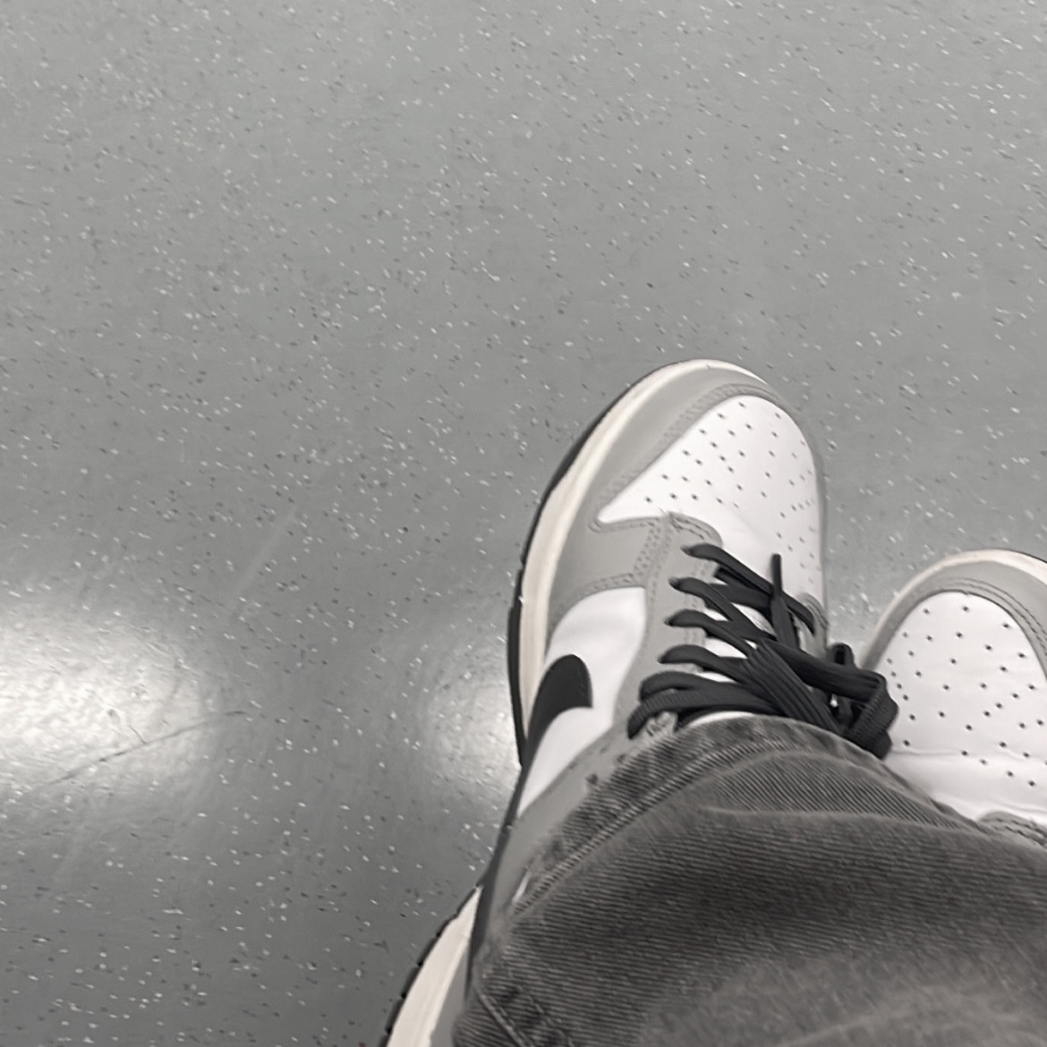(W) Nike Dunk Low Light Smoke Grey 착용 스타일 - 1