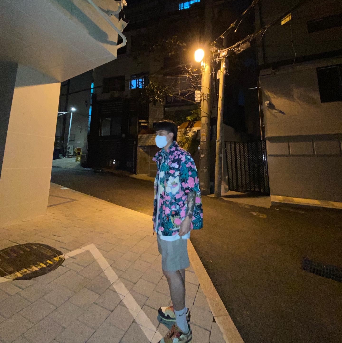 Supreme x The North Face Trekking Convertible Jacket Flowers - 22SS, Nike x Travis Scott Air Max 1 Cact.us Brown 착용 스타일 - 5