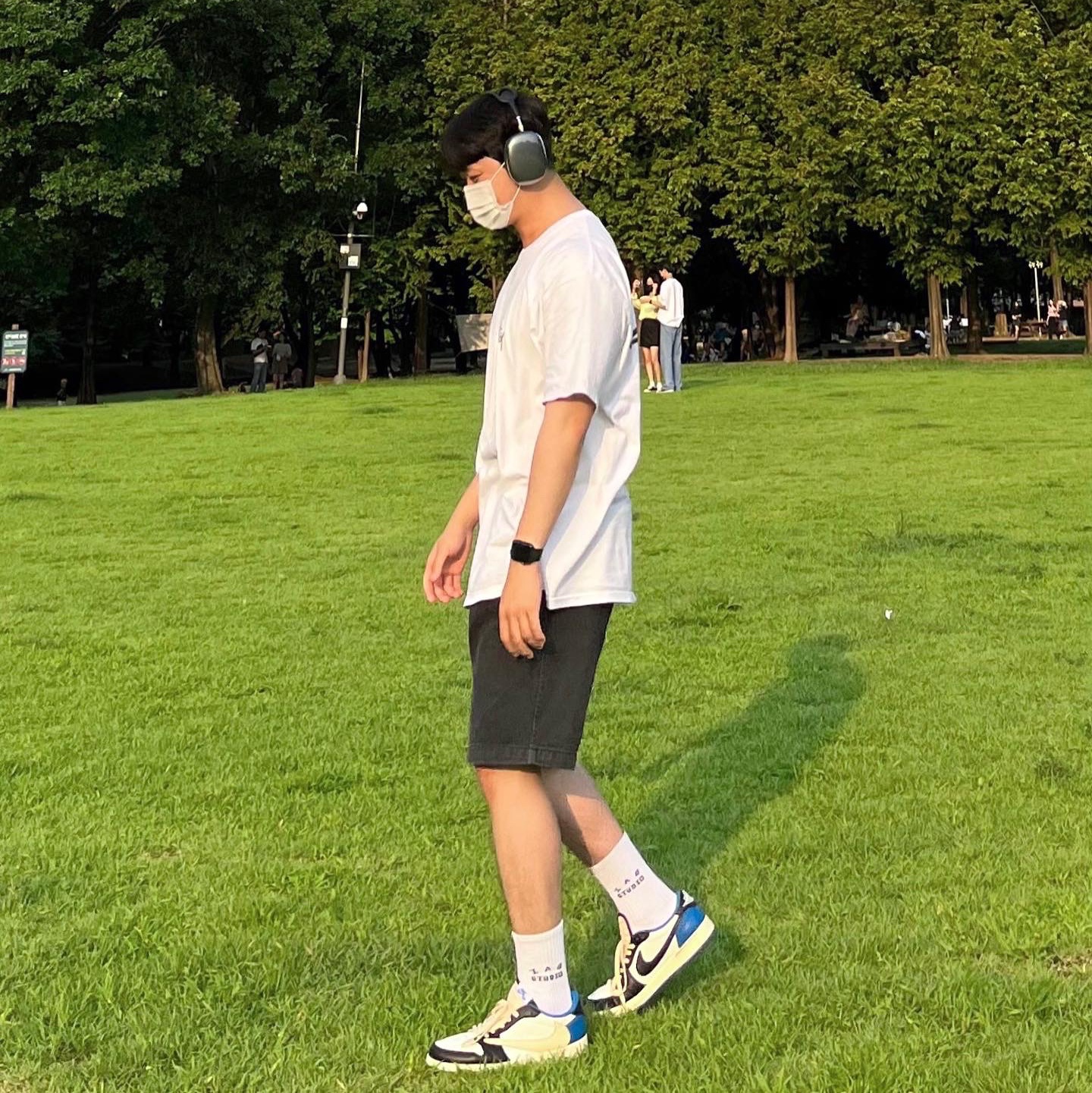 Jordan 1 x Travis Scott x Fragment Retro Low OG SP Military Blue, IAB Studio Socks White Set 착용 스타일