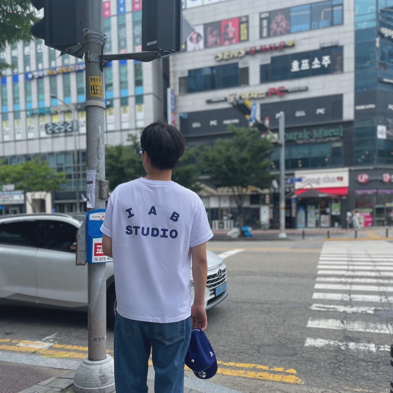 IAB Studio T-Shirt White Navy - 22FW 착용 스타일
