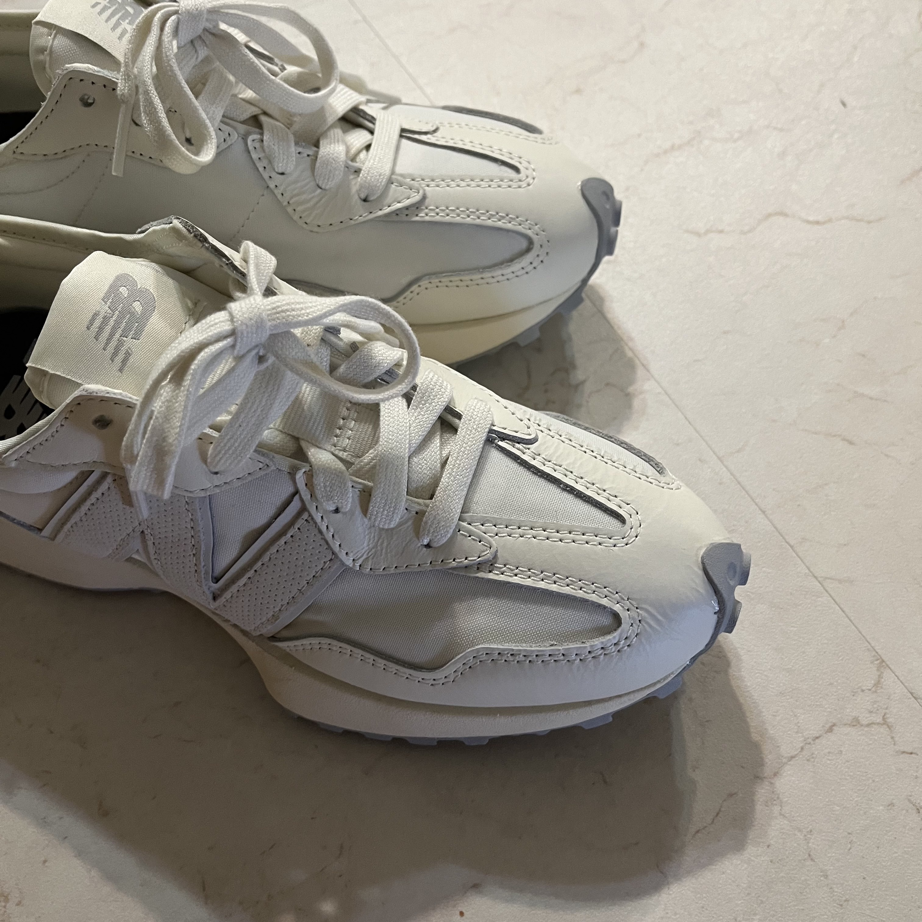 New Balance 327 Shifted White Pack 착용 스타일 - 2
