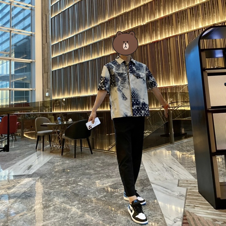 Louis Vuitton Monogram Bandana Short Sleeved Denim Shirt Indigo, Jordan 1 Retro Low OG Black and Dark Powder Blue 착용 스타일 - 2