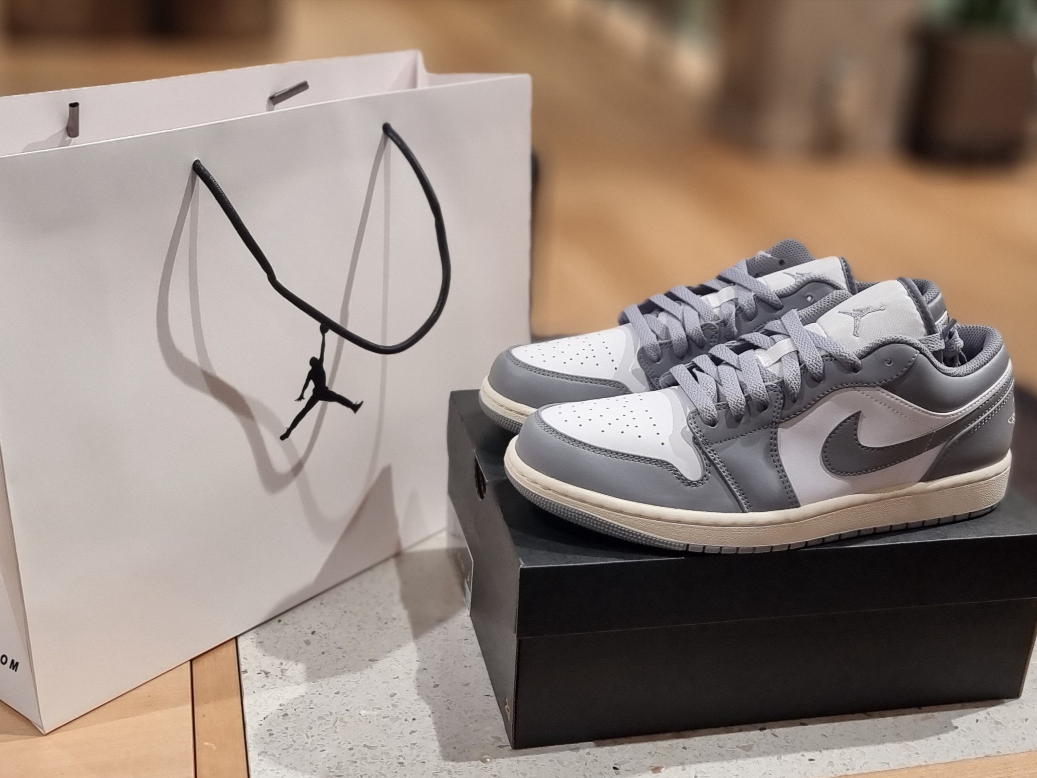 Jordan 1 Low Stealth and White 착용 스타일