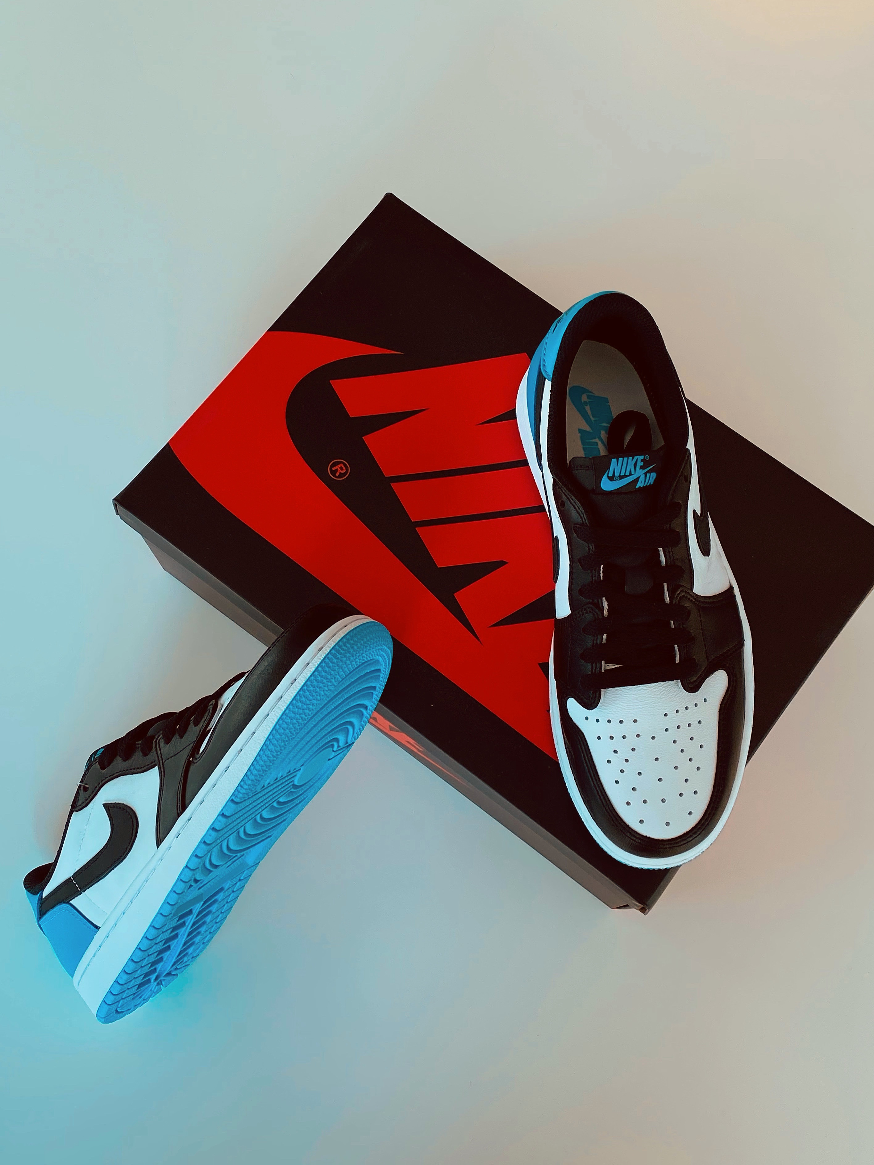 Jordan 1 Retro Low OG Black and Dark Powder Blue 착용 스타일