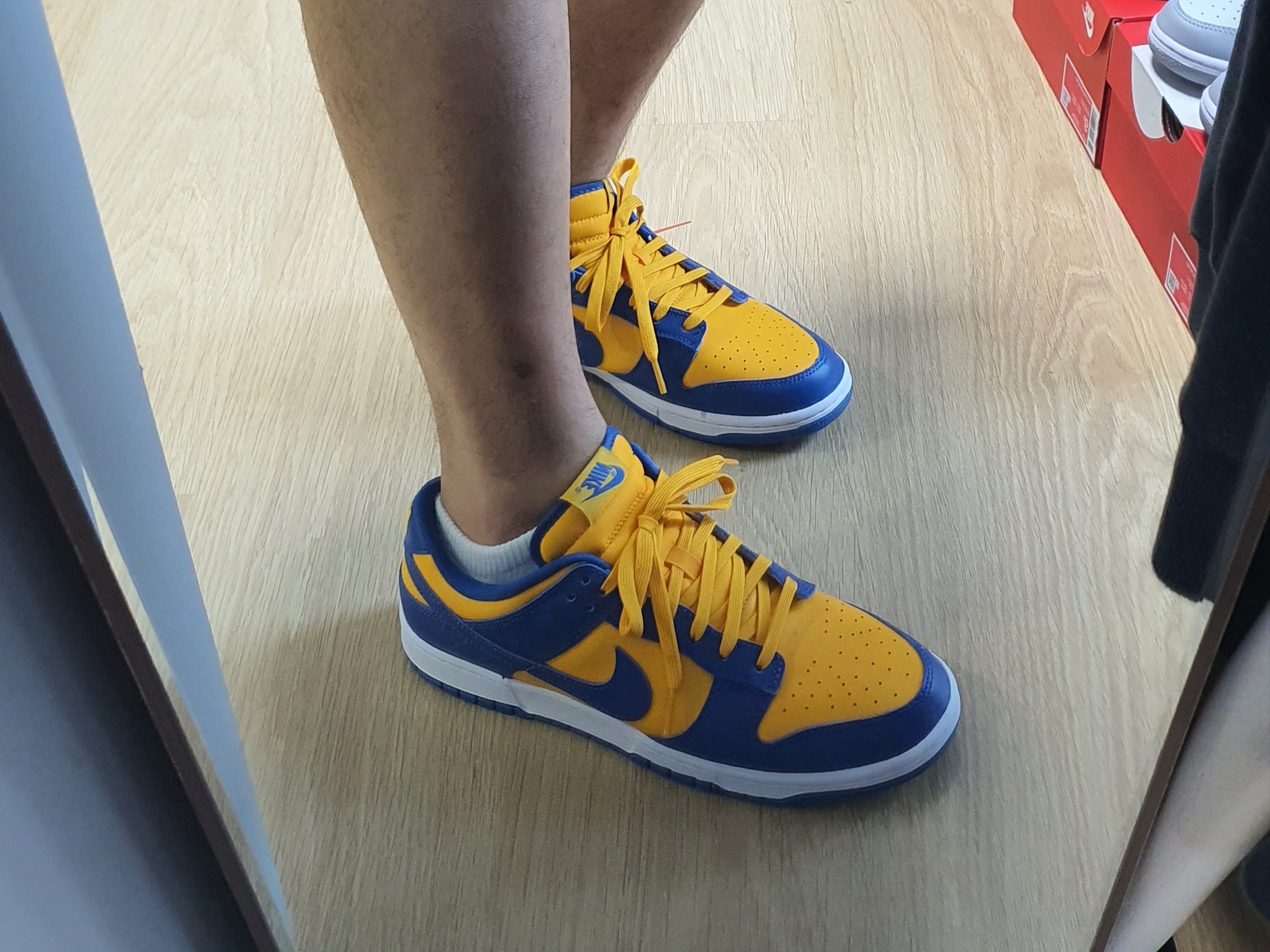 Nike Dunk Low Retro Blue Jay and University Gold 착용 스타일 - 5