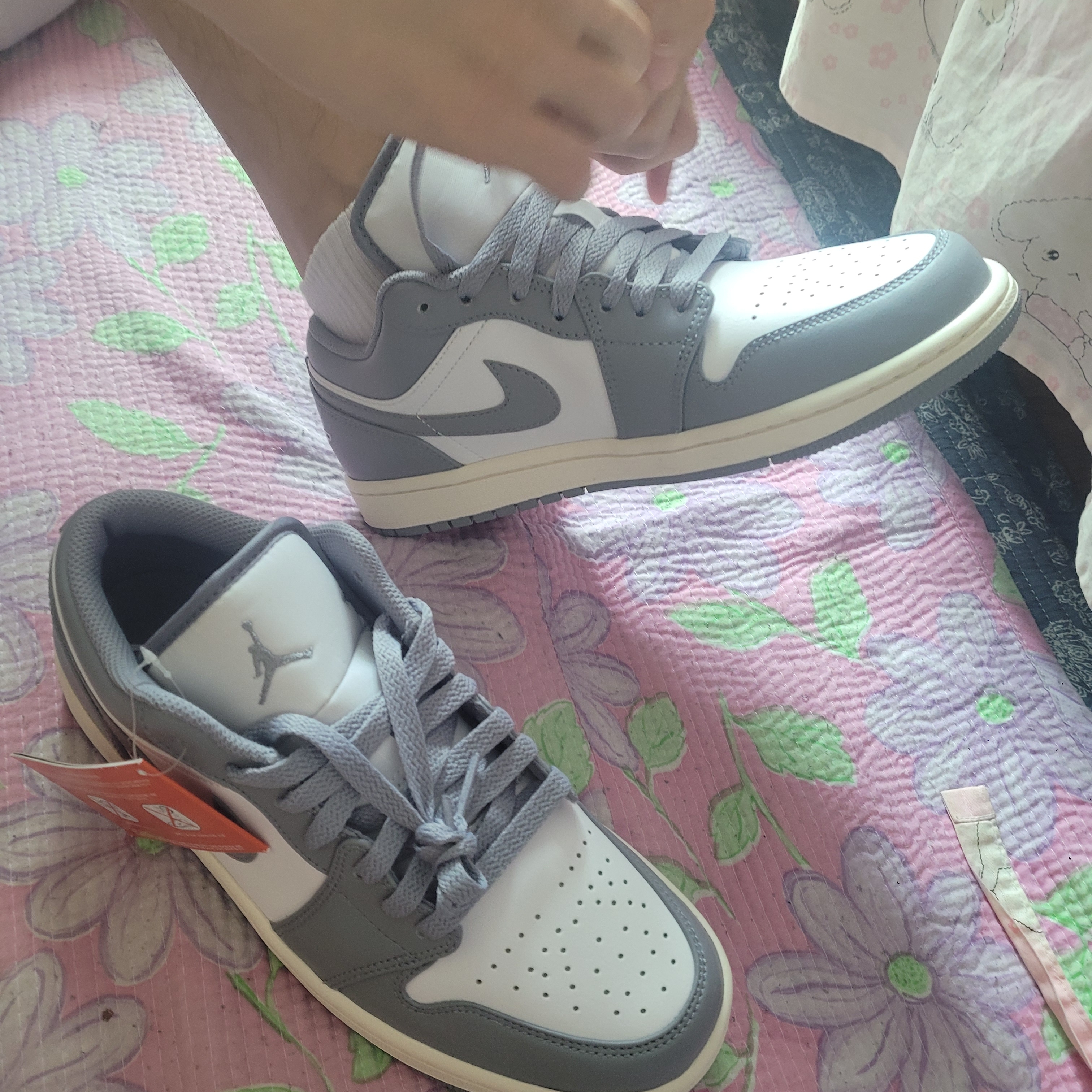 Jordan 1 Low Stealth and White 착용 스타일 - 4