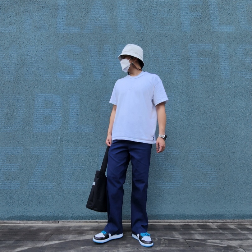Jordan 1 Retro Low OG Black and Dark Powder Blue 착용 스타일 - 1