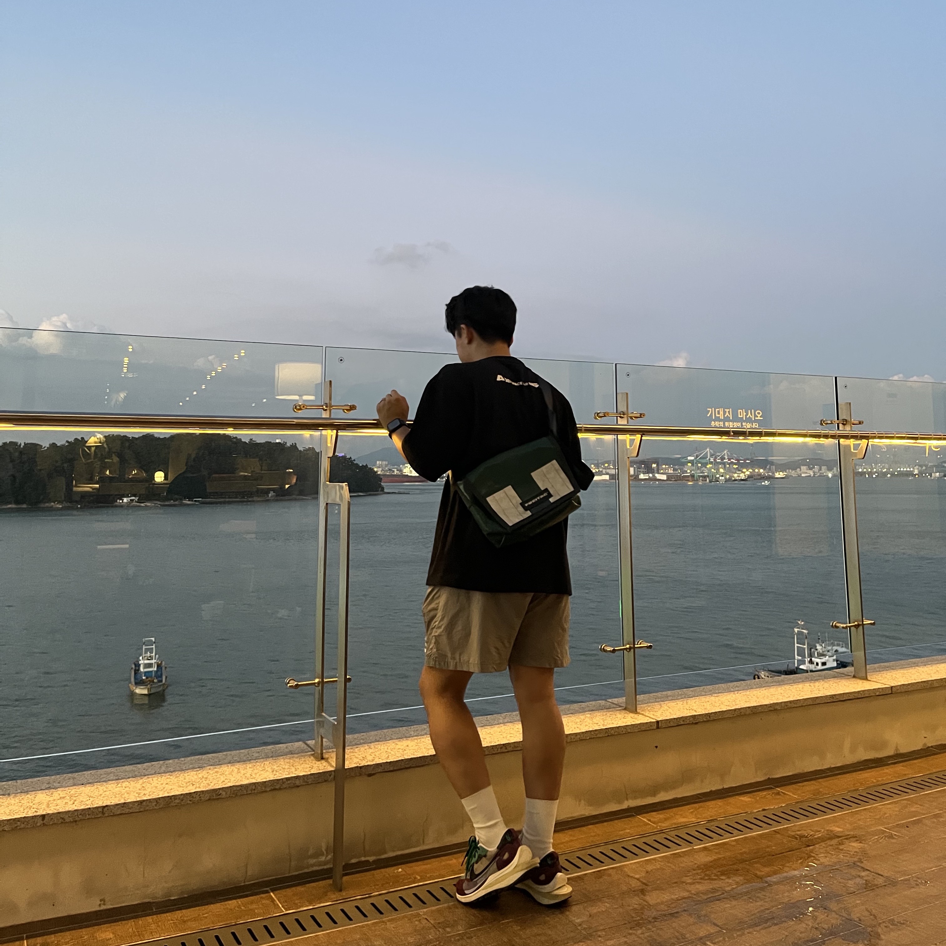 Nike x Sacai VaporWaffle String & Black Villain Red, IAB Studio Woven Shorts Gray 착용 스타일