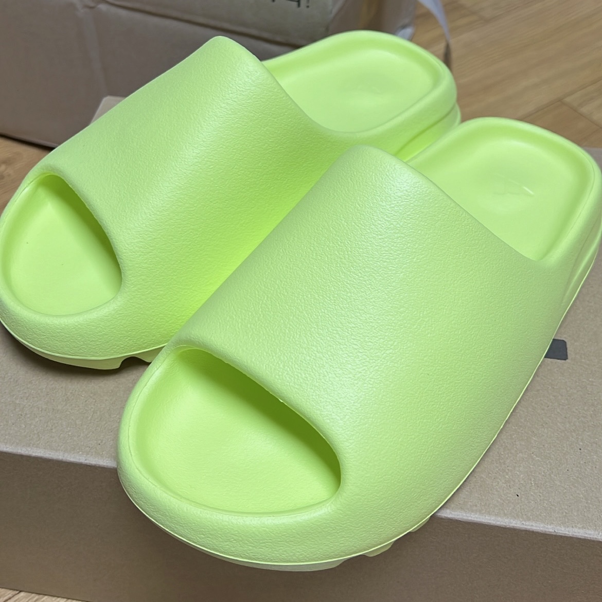 Adidas Yeezy Slide Glow Green 2022/2023 착용 스타일