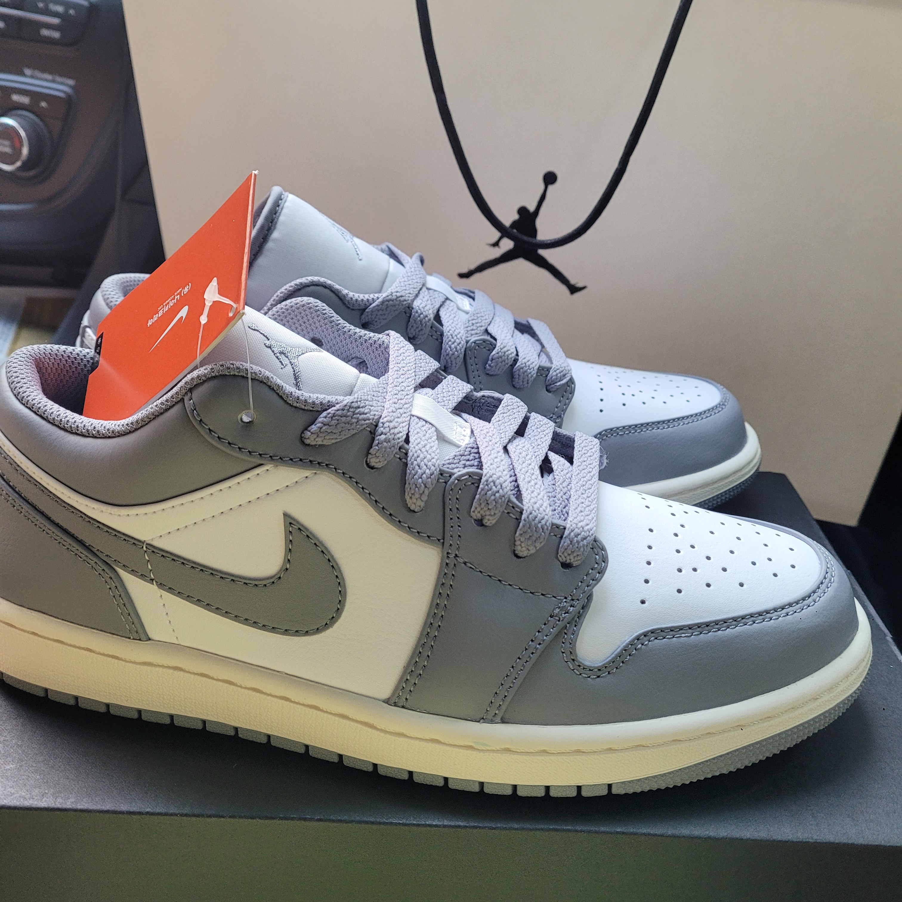 Jordan 1 Low Stealth and White 착용 스타일 - 1