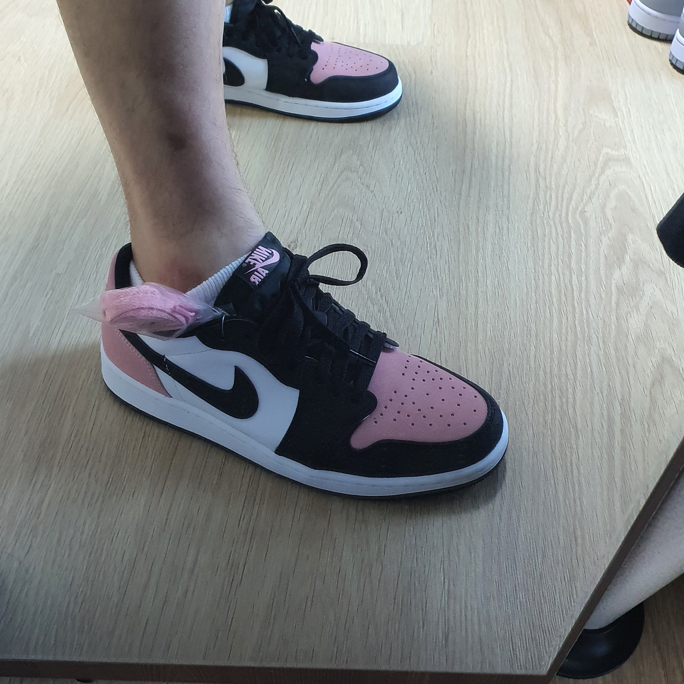 Jordan 1 Retro Low OG Bleached Coral 착용 스타일 - 2