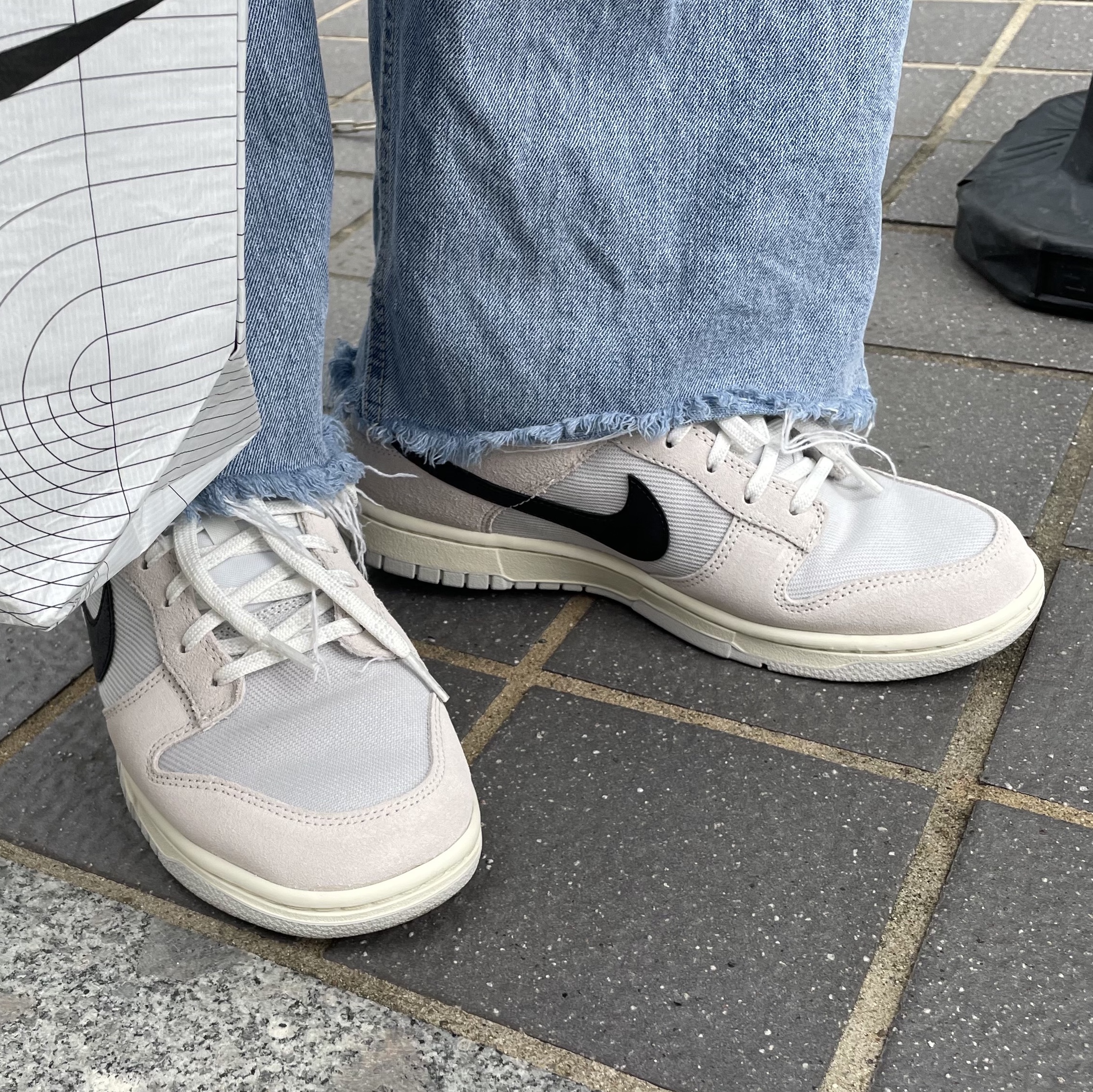 Nike Dunk Low SE Photon Dust and Summit White 착용 스타일
