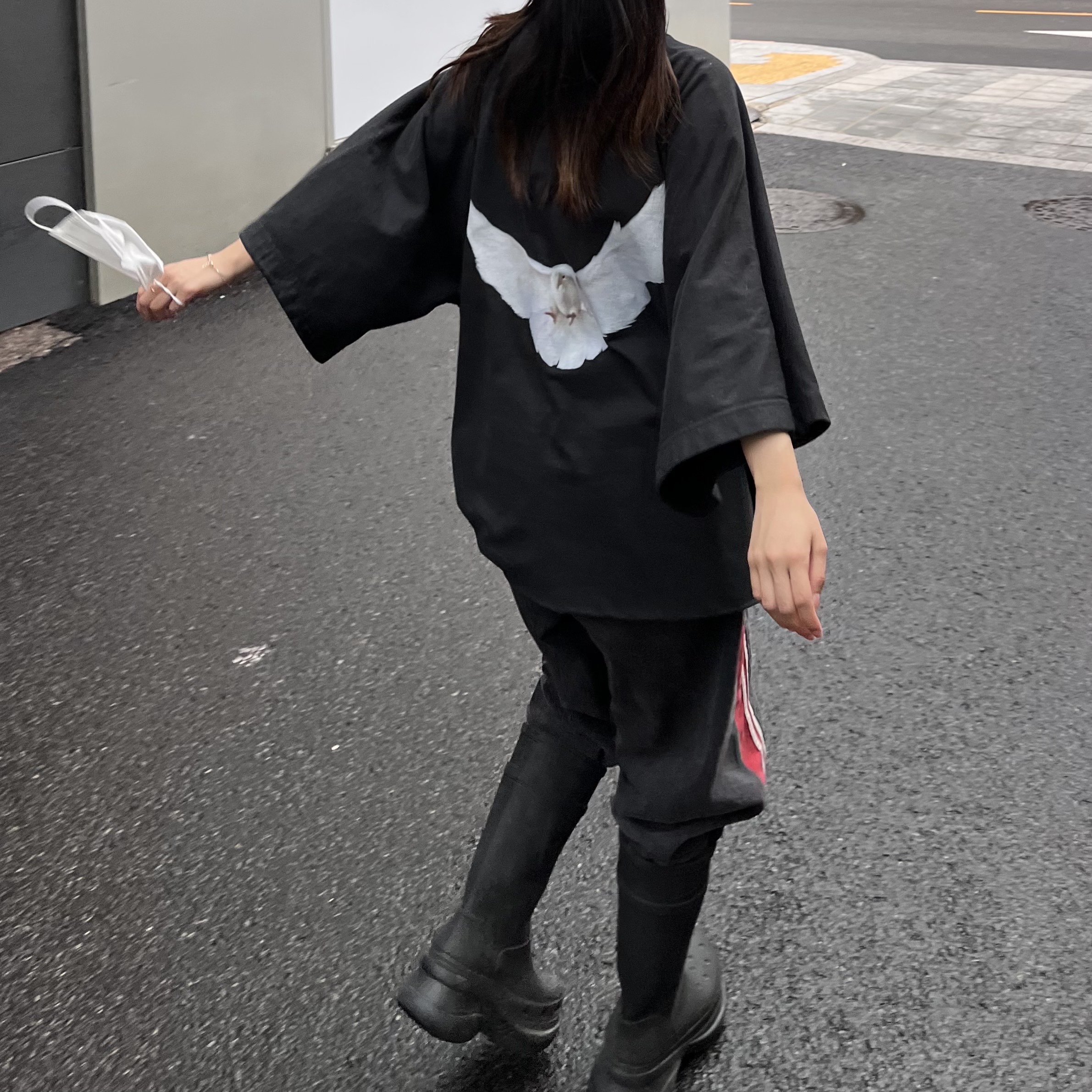 Yeezy Gap Engineered By Balenciaga Dove 3/4 Sleeve T-Shirt Black, Balenciaga x Crocs Rubber Boot Black 착용 스타일 - 1