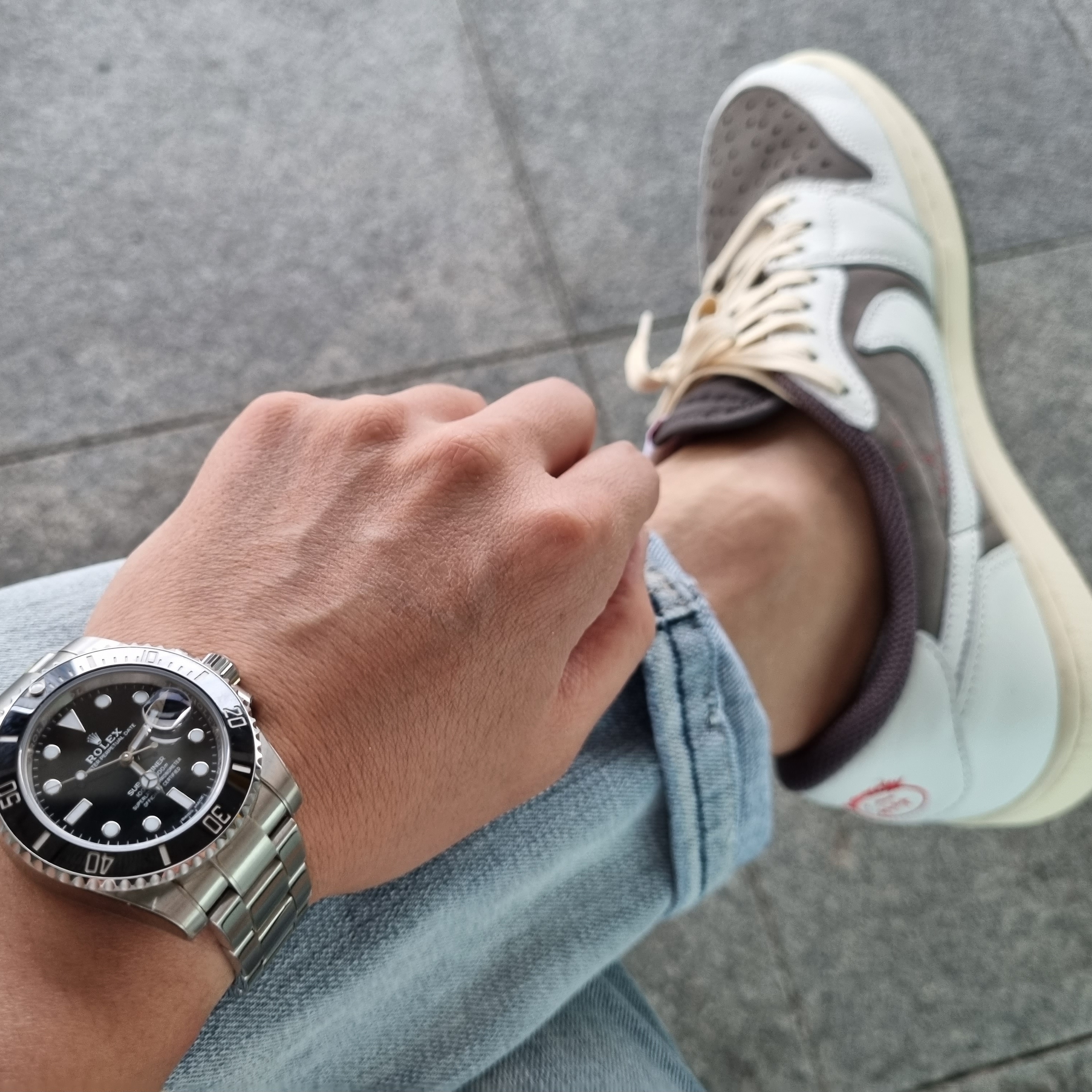 Jordan 1 x Travis Scott Retro Low OG SP Sail and Ridgerock, Rolex Submariner Date 40mm 116610LN Black Oyster 착용 스타일