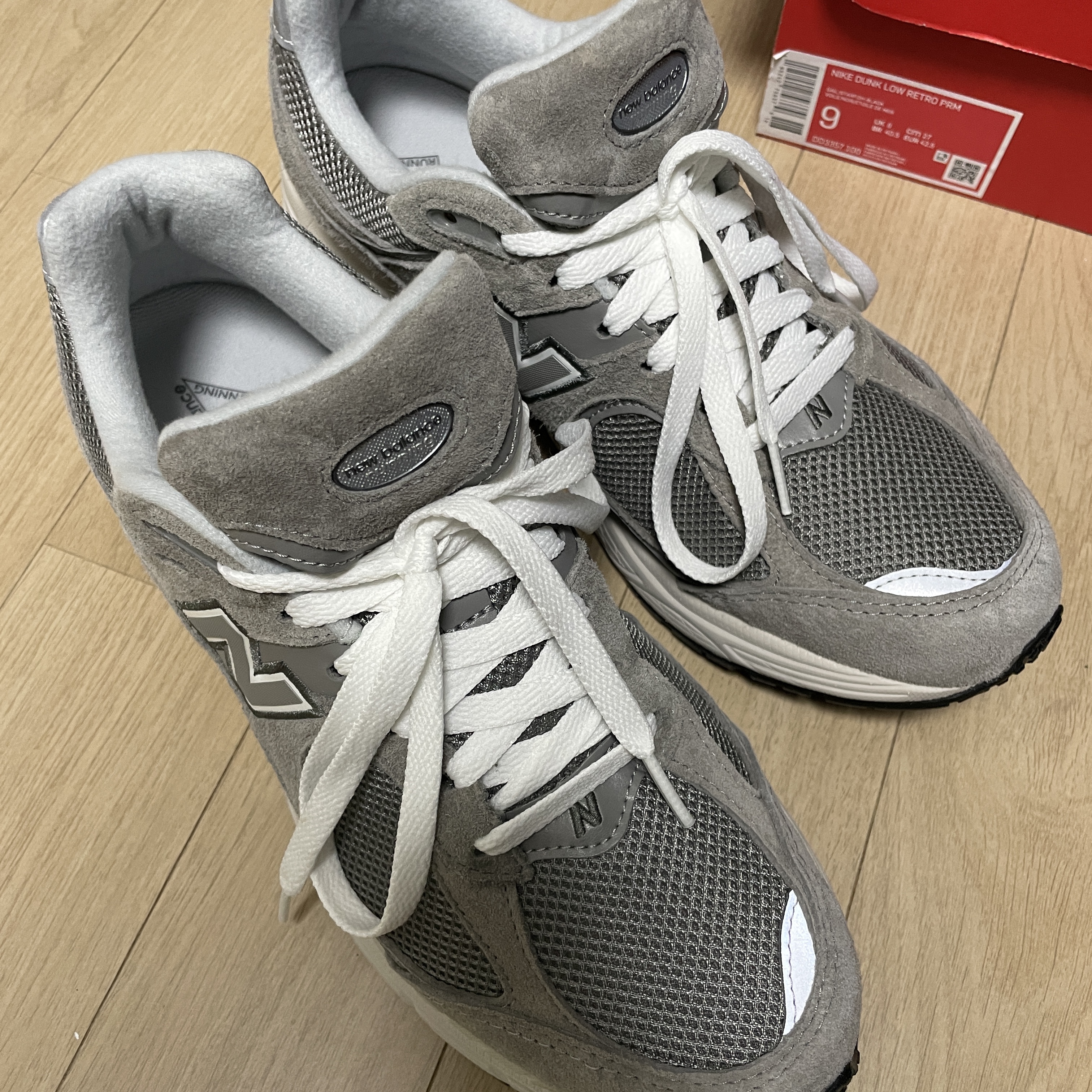 New Balance 2002R Grey 착용 스타일