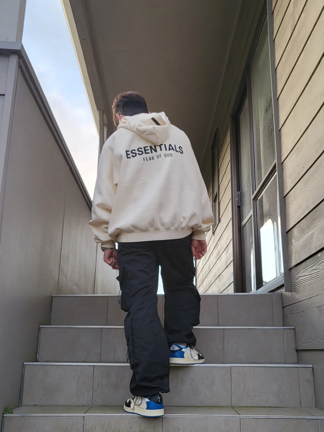 Essentials Pull-Over Hoodie Cream - 21SS, Jordan 1 x Travis Scott x Fragment Retro Low OG SP Military Blue 착용 스타일 - 2