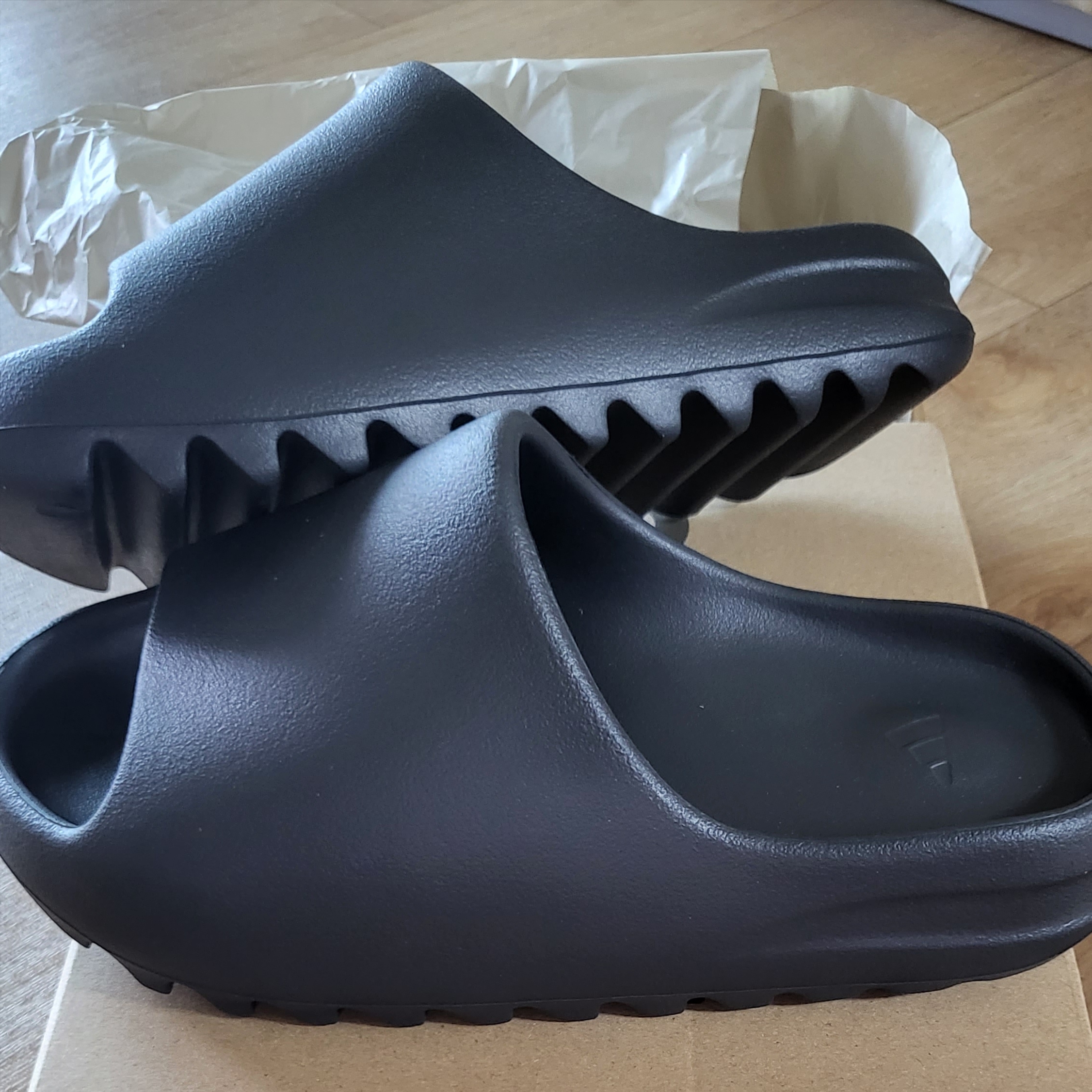 Adidas Yeezy Slide Onyx 착용 스타일 - 1