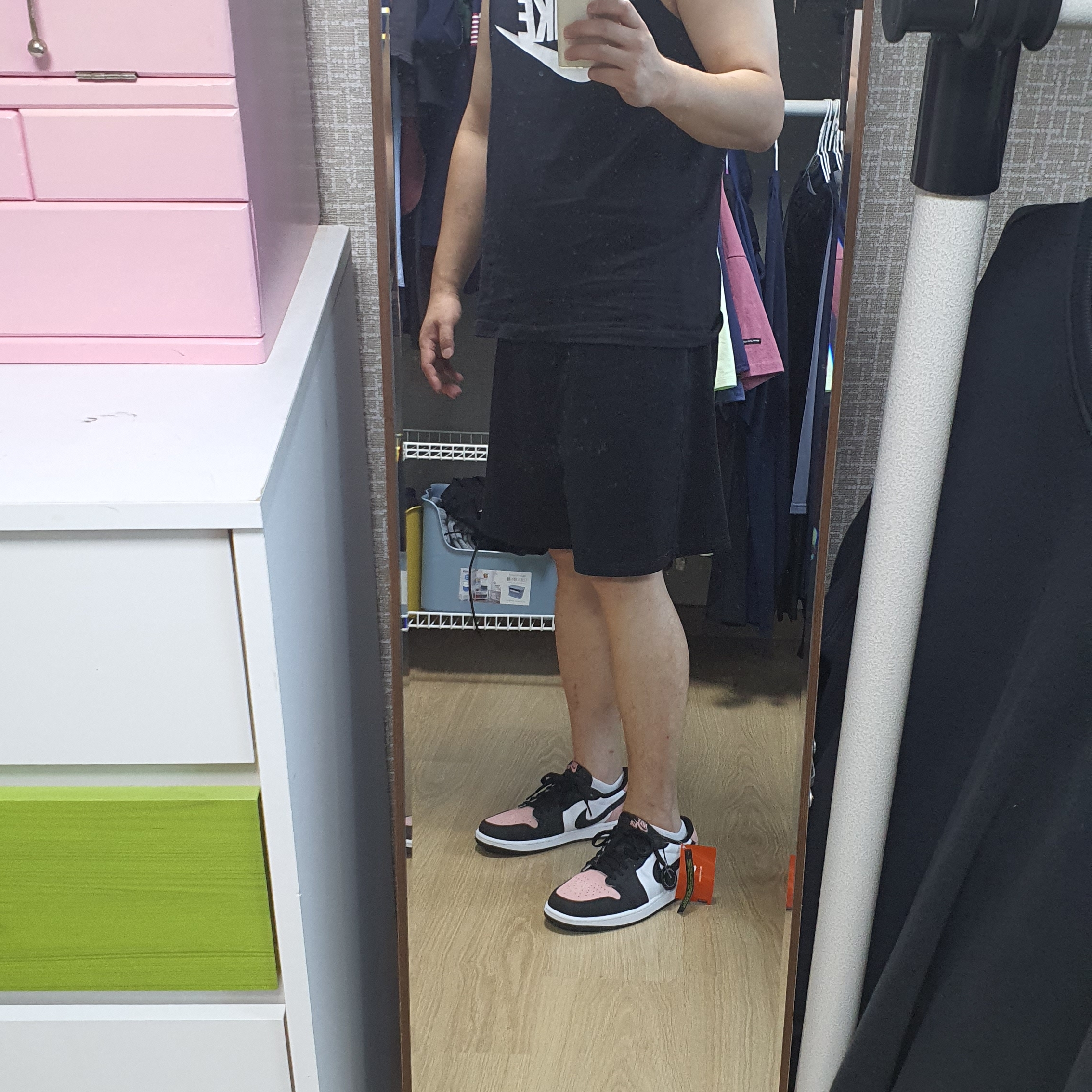 Jordan 1 Retro Low OG Bleached Coral 착용 스타일 - 4