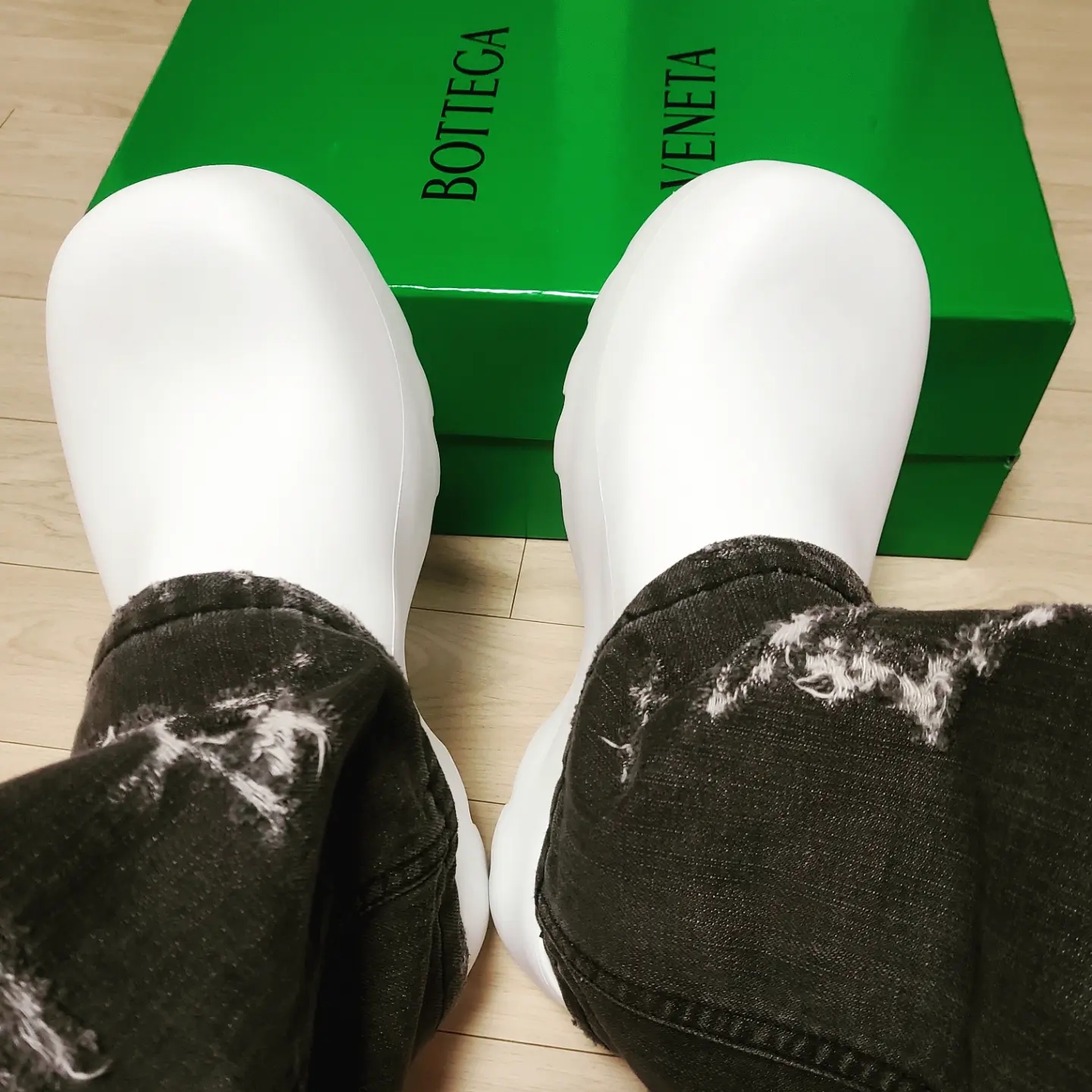 Bottega Veneta Rubber Flash Clog Chalk 착용 스타일 - 1