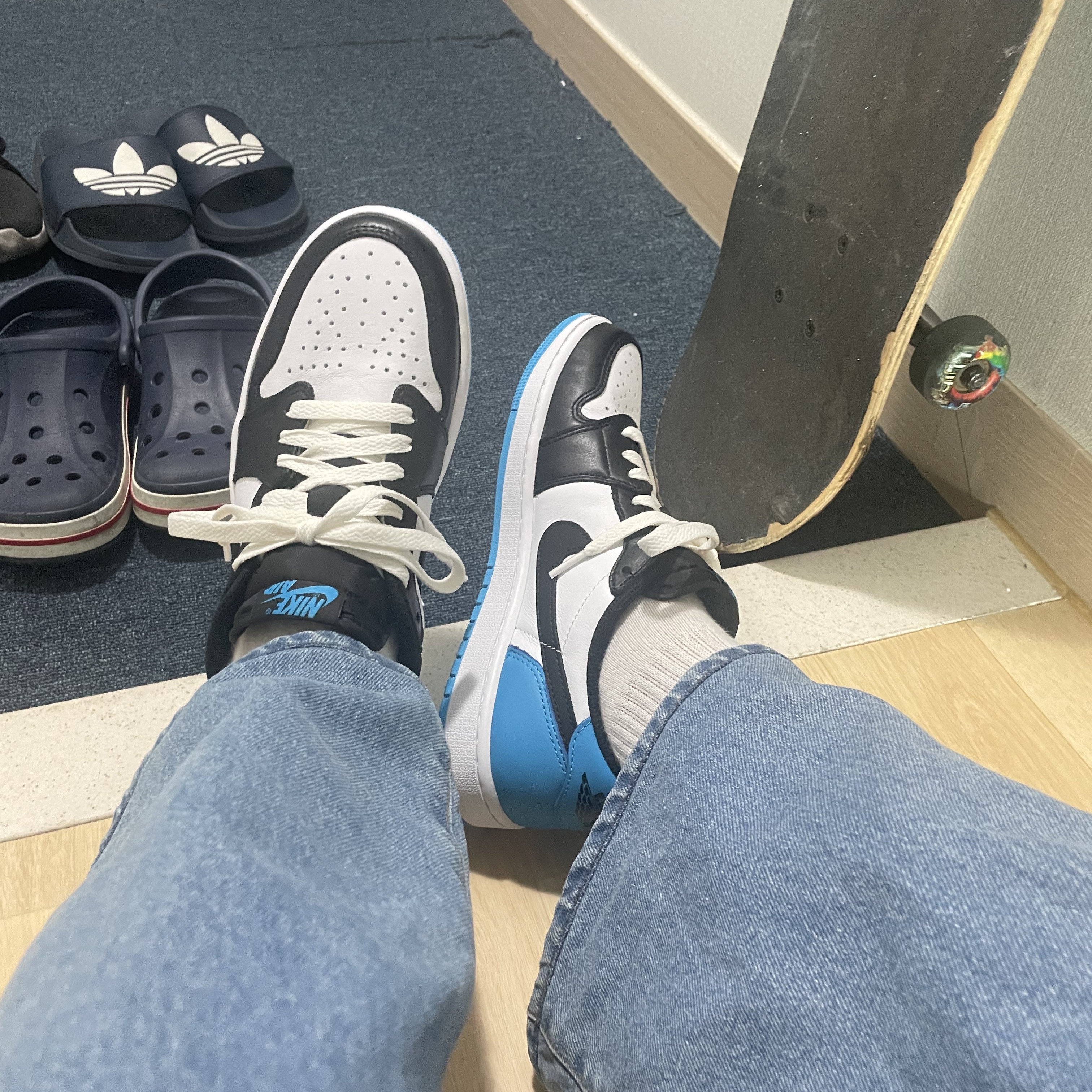 Jordan 1 Retro Low OG Black and Dark Powder Blue 착용 스타일