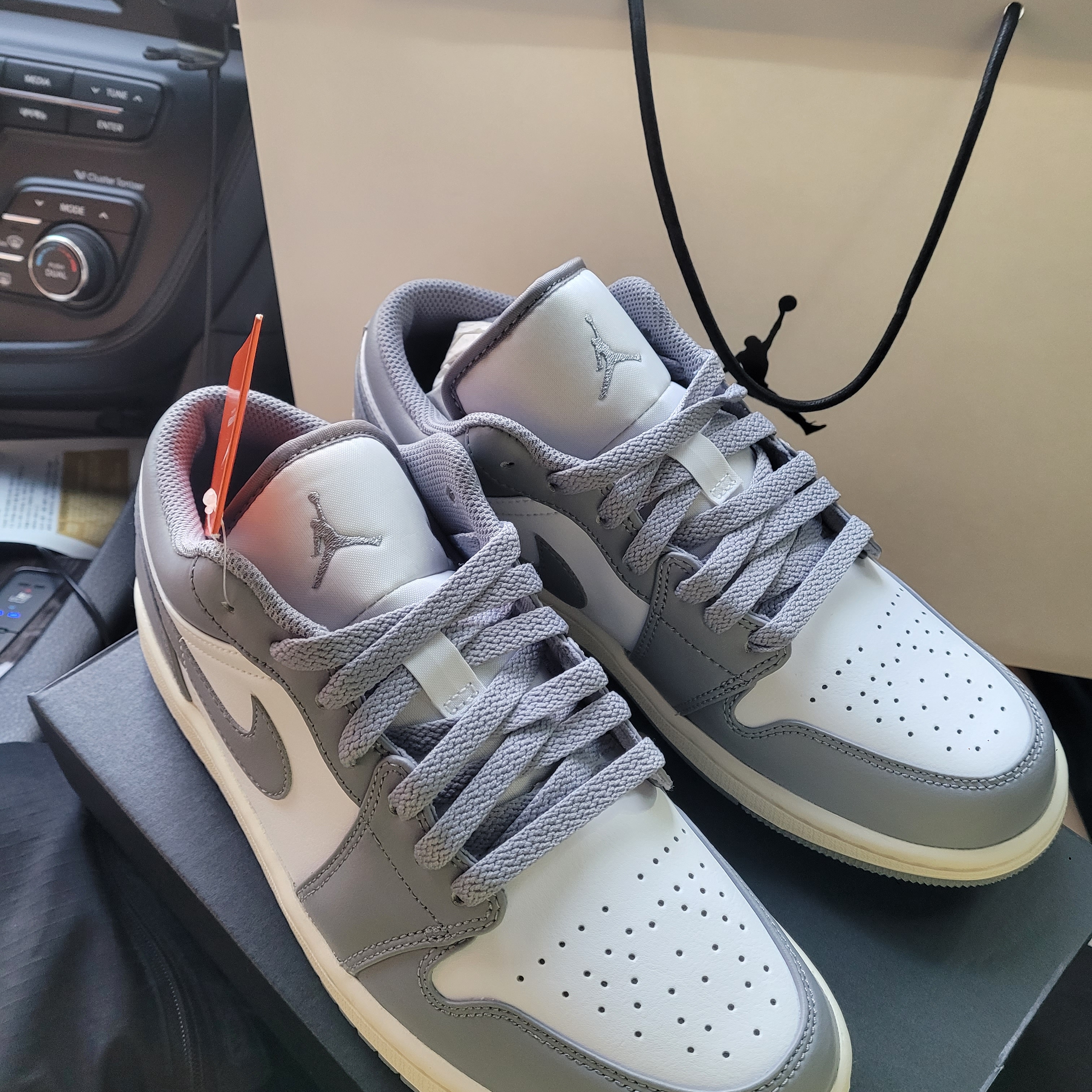Jordan 1 Low Stealth and White 착용 스타일 - 3